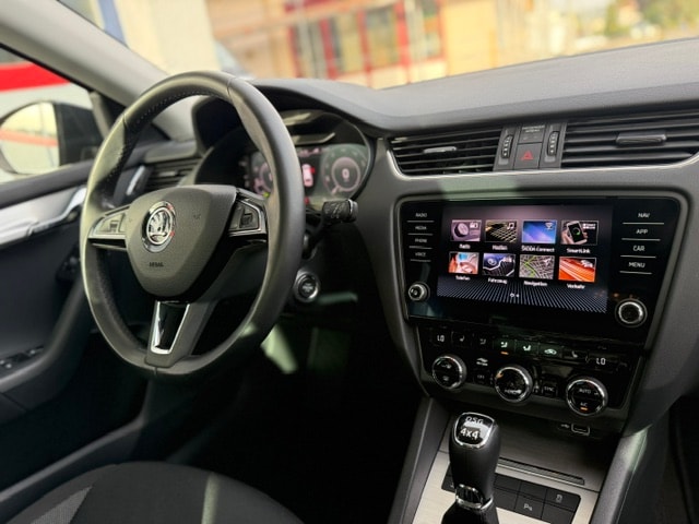 SKODA Octavia Combi 2.0 TDI Ambition 4x4 DSG-image-9