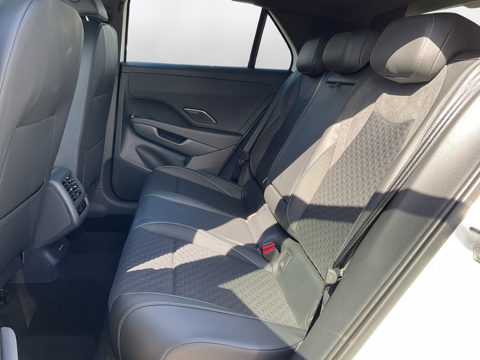 VW T-Roc 1.5 eTSI mHEV R-Line DSG-image-10