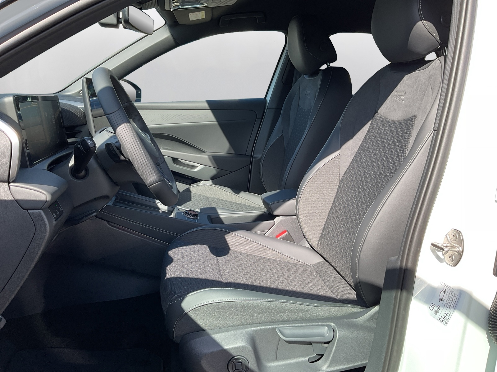 VW T-Roc 1.5 eTSI mHEV R-Line DSG-image-9