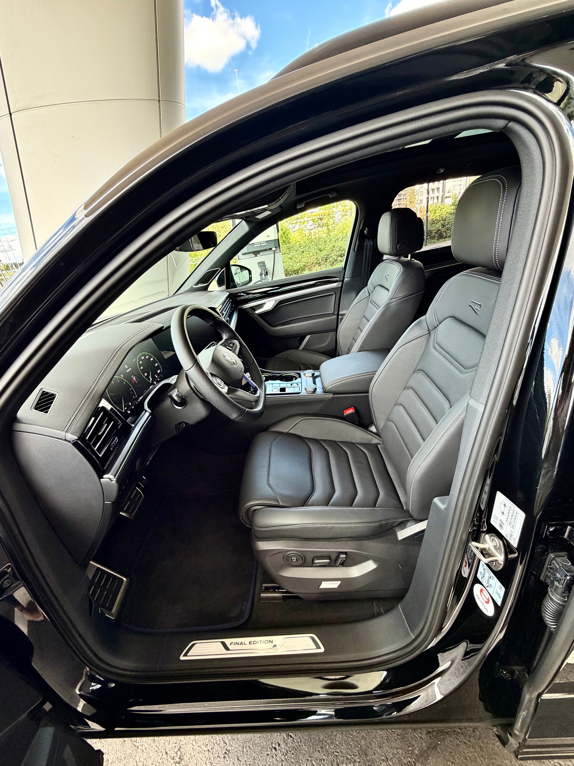 VW 3.0 V6 TSI PHEV R Final Edition-image-3