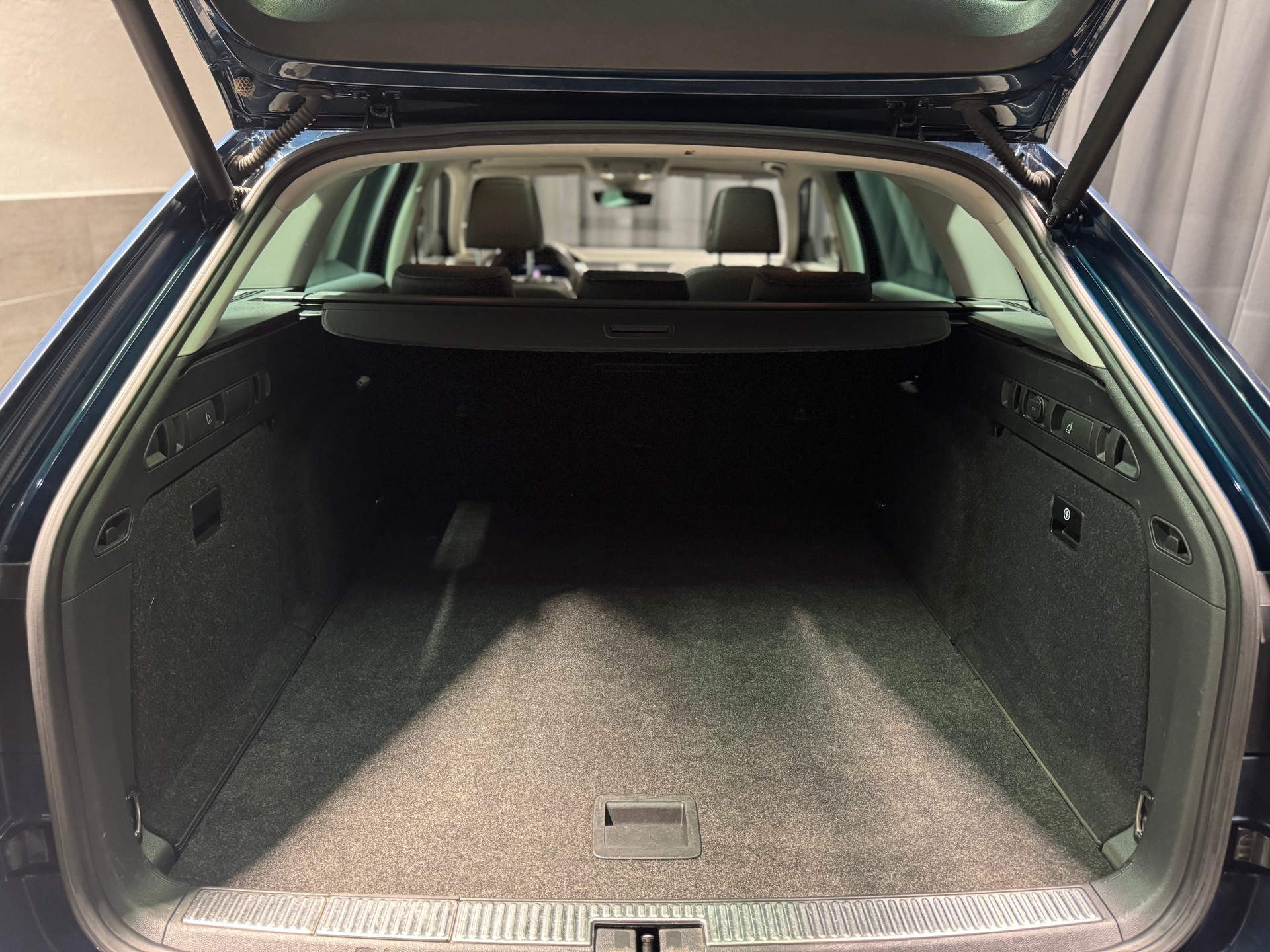 SKODA Superb Combi 2.0 TSI Style DSG (13)-image-20