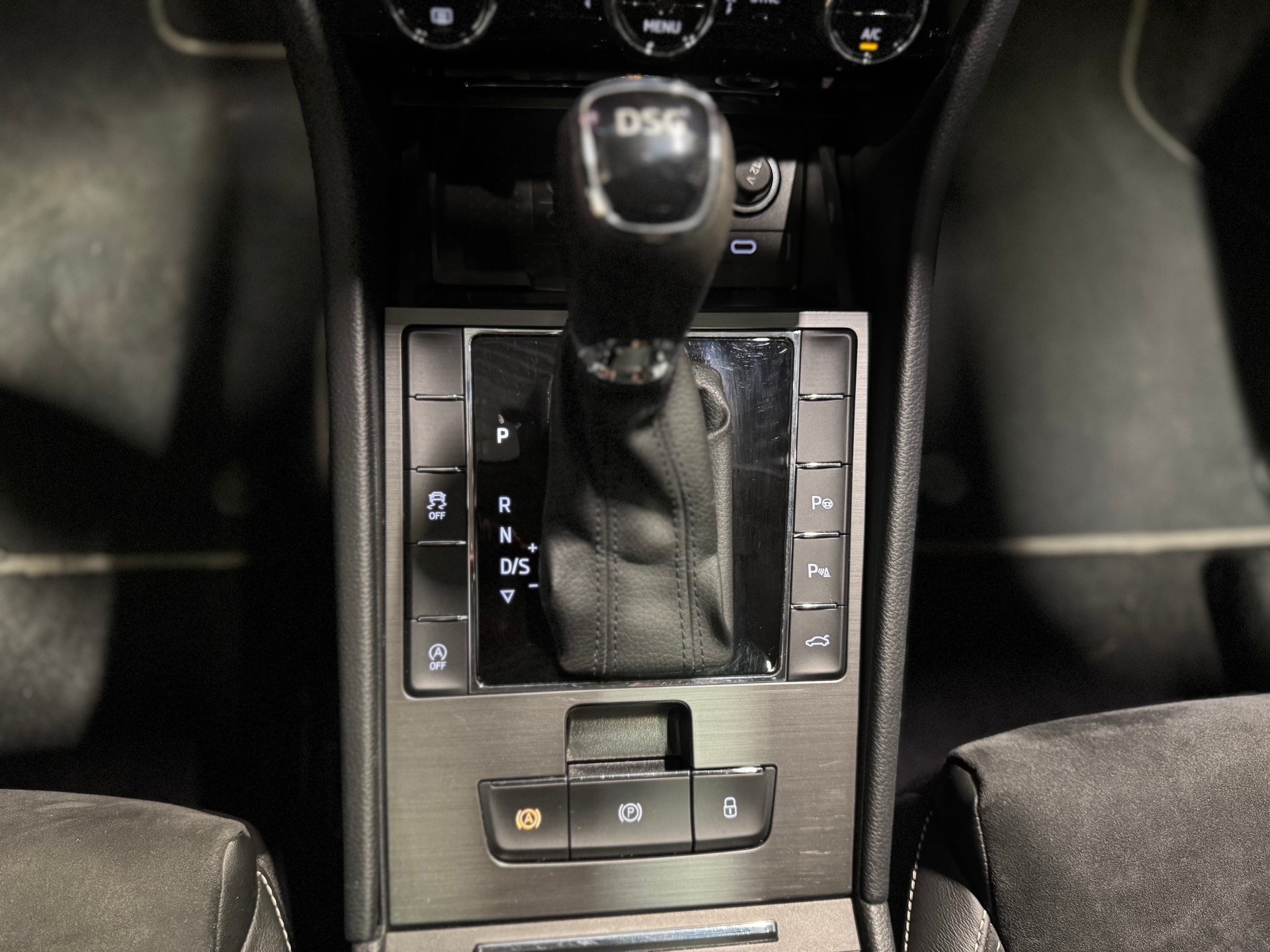 SKODA Superb Combi 2.0 TSI Style DSG (13)-image-17
