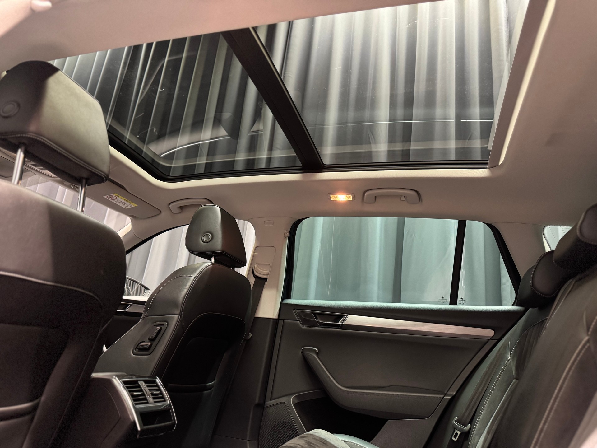 SKODA Superb Combi 2.0 TSI Style DSG (13)-image-8