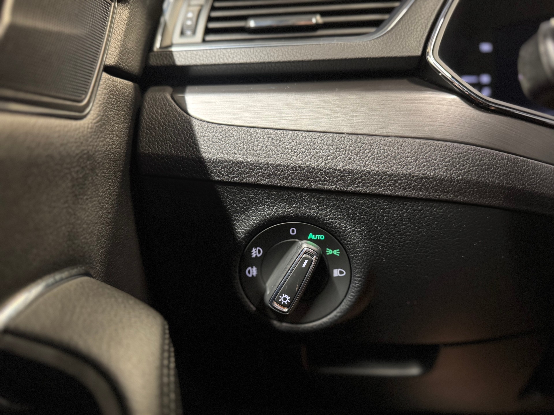 SKODA Superb Combi 2.0 TSI Style DSG (13)-image-18