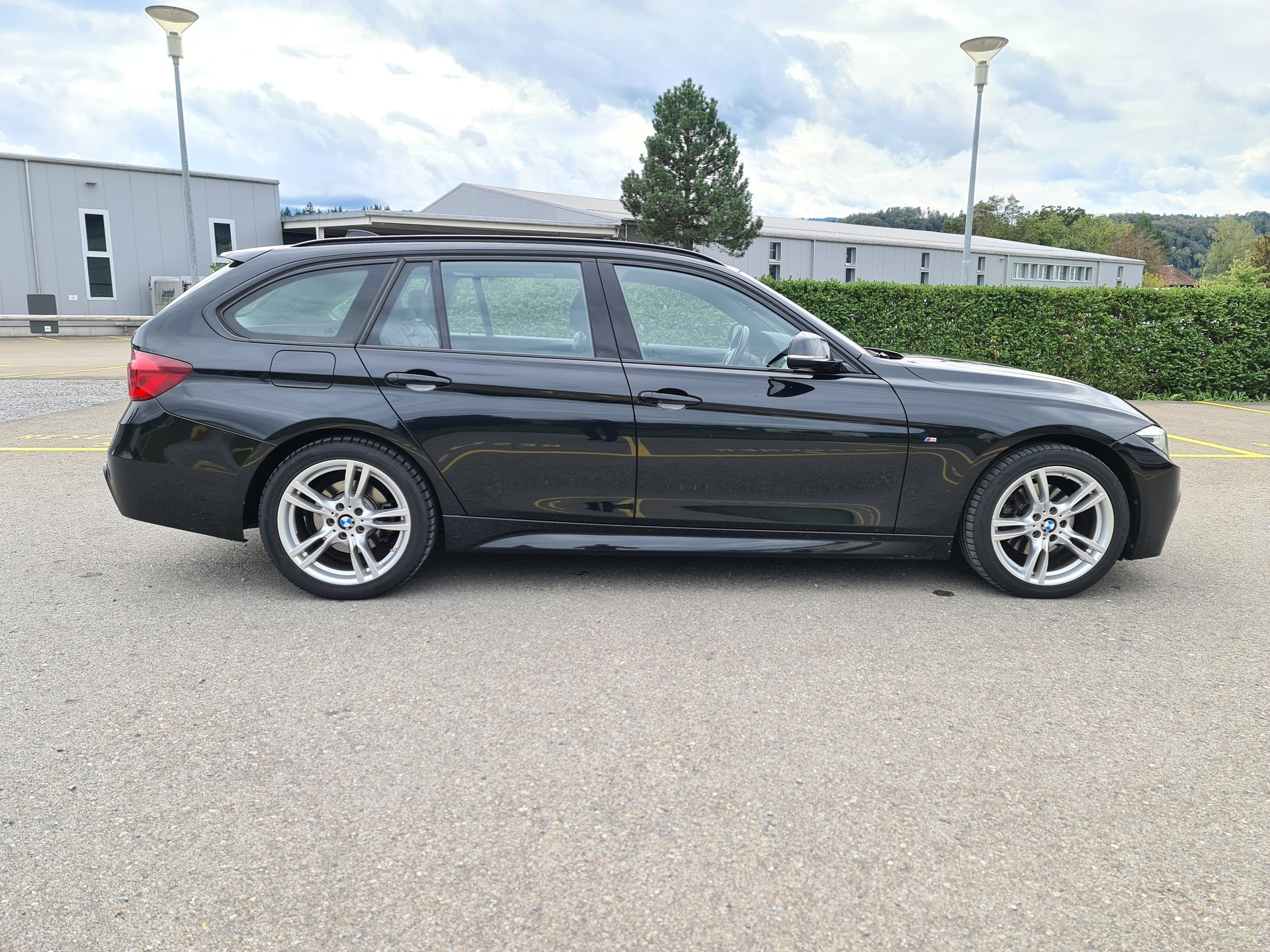 BMW 320d xDrive Touring Edition M Sport Steptronic-image-5