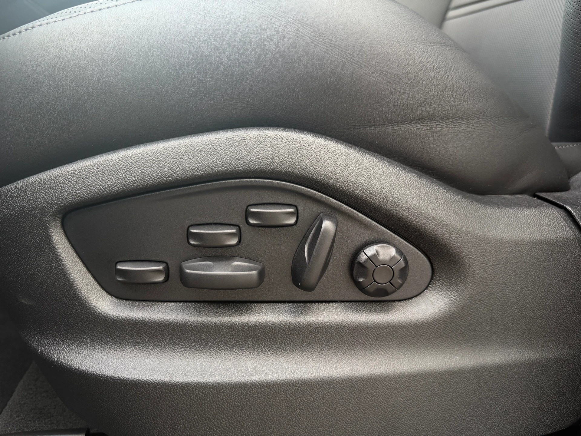PORSCHE Cayenne Coupé GTS Tiptronic-image-28