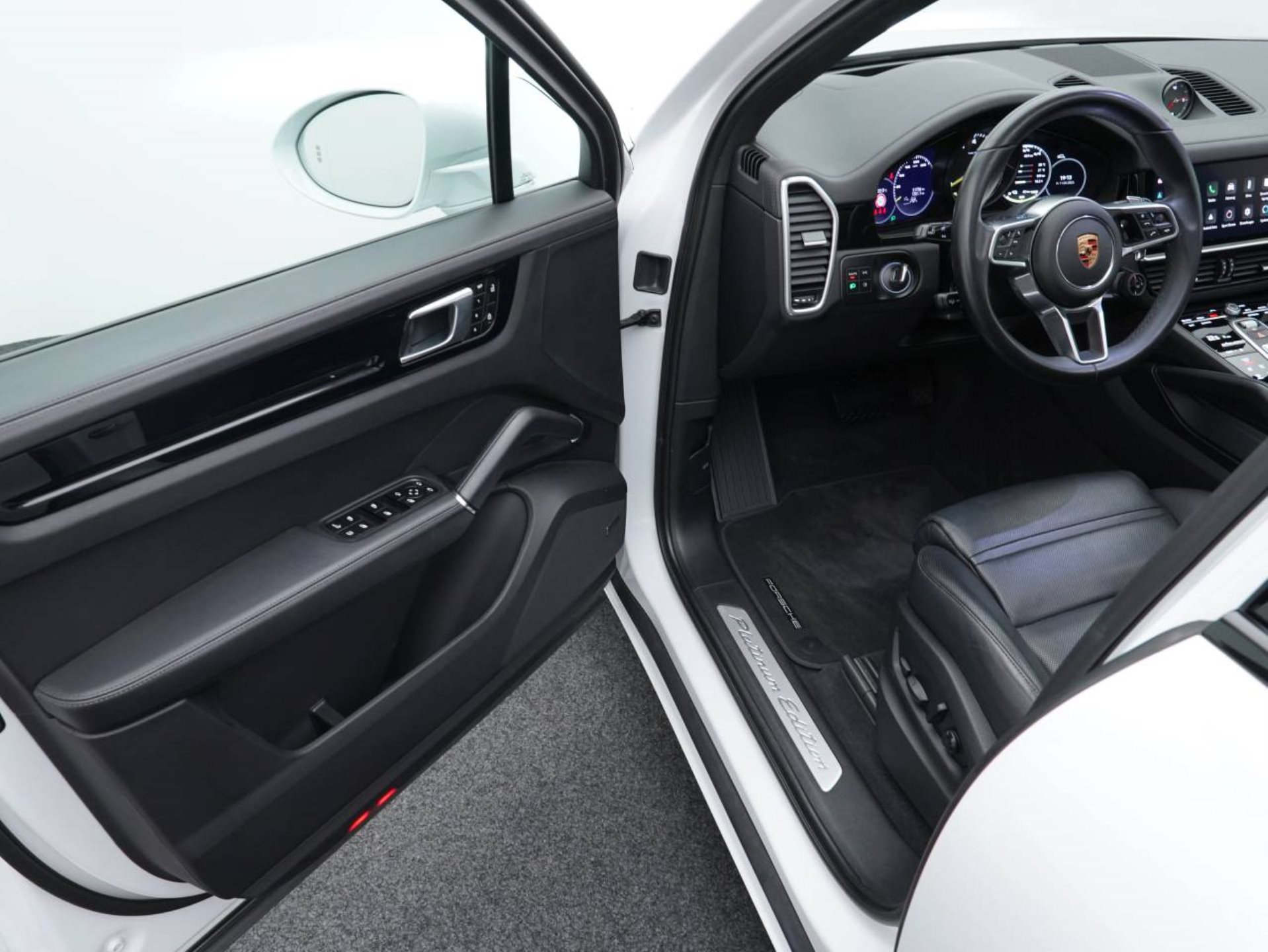 PORSCHE Cayenne E-Hybrid Platinum Edition-image-3
