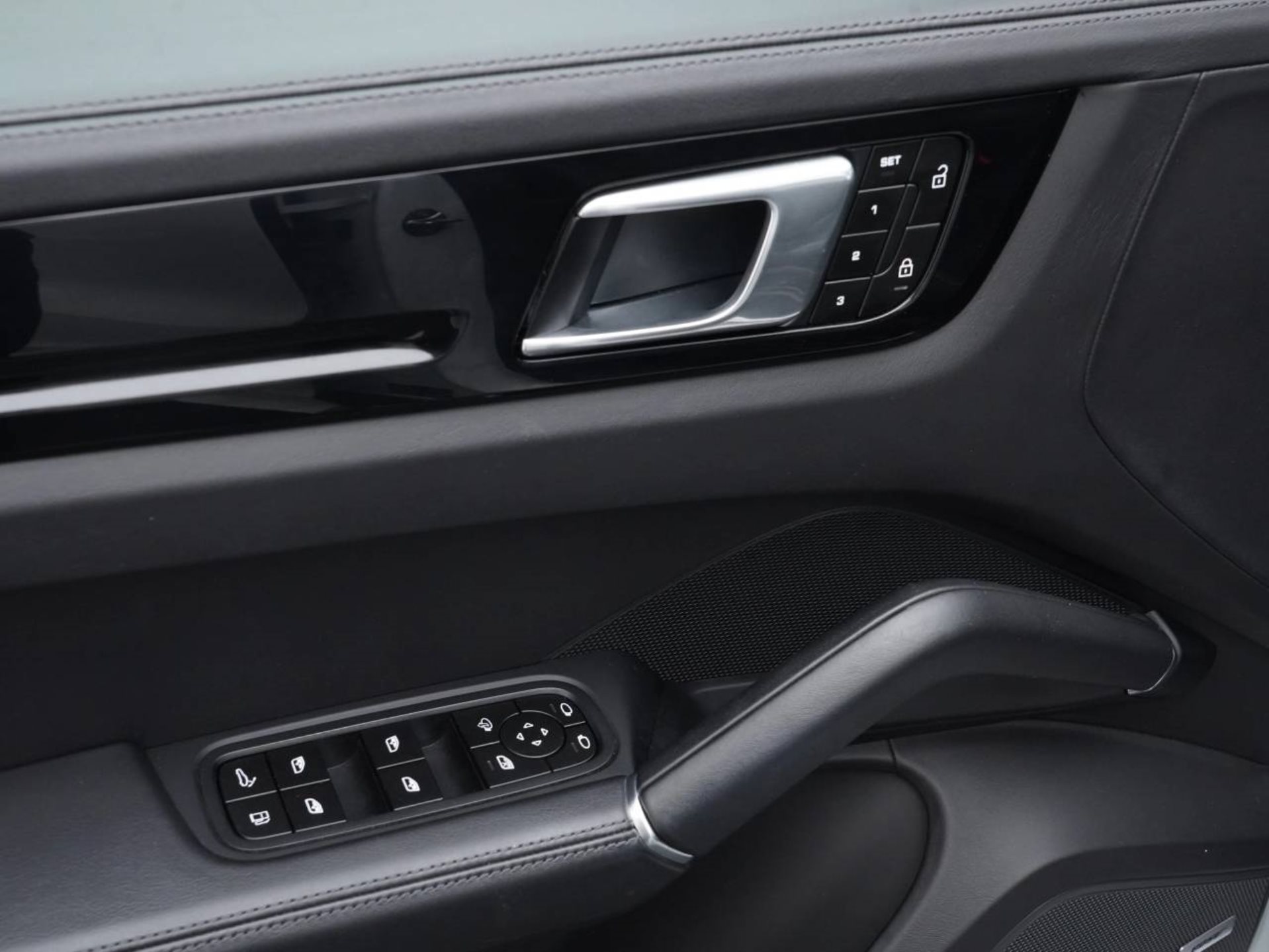 PORSCHE Cayenne E-Hybrid Platinum Edition-image-21
