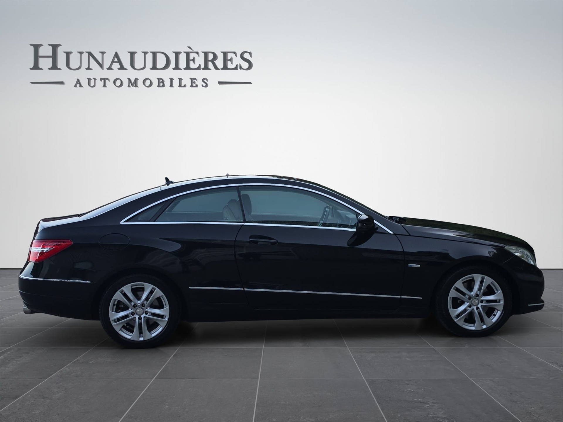 MERCEDES-BENZ E 350 CGI BlueEfficiency 7G-Tronic-image-7