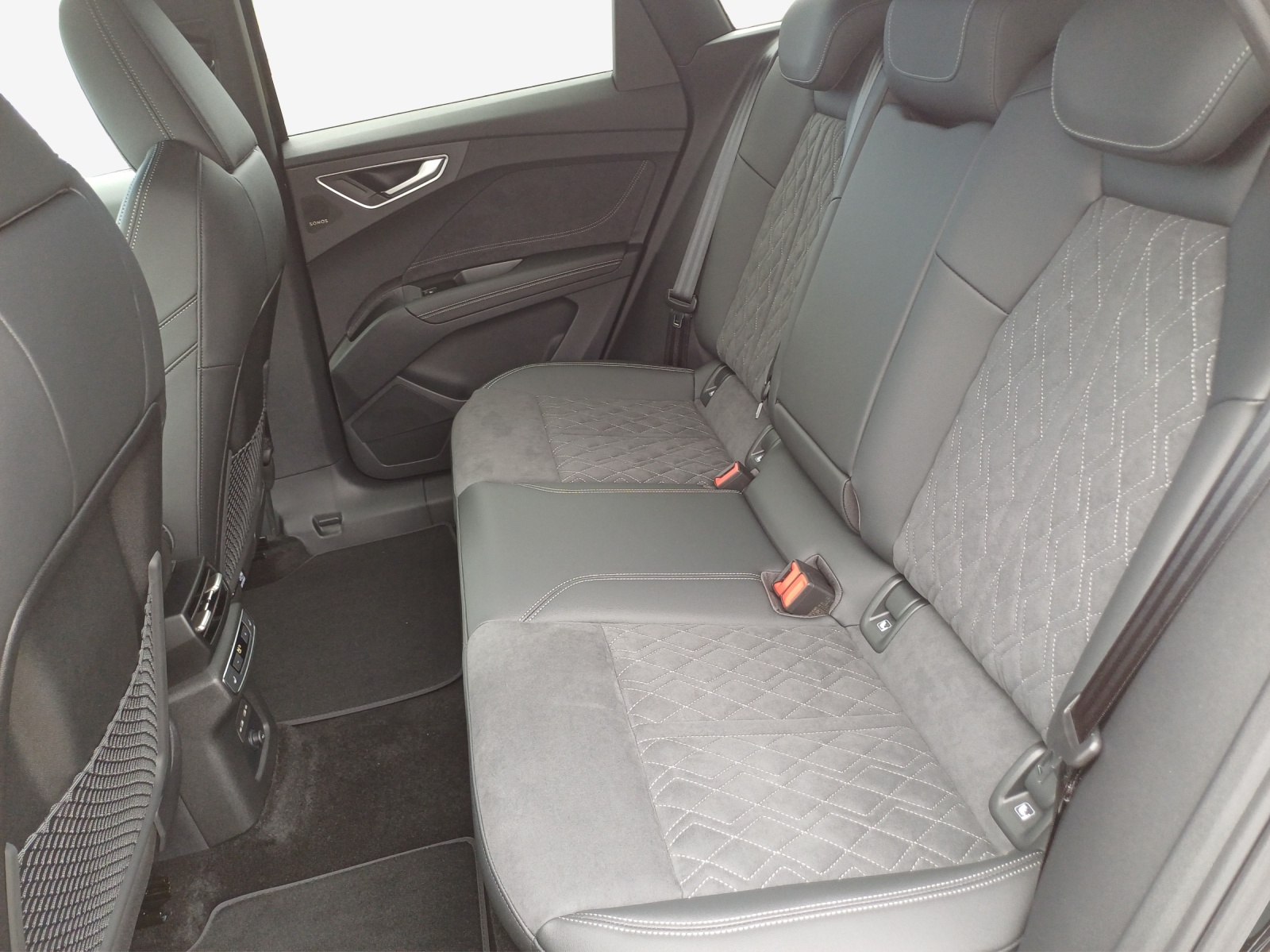 AUDI Q4 e-tron SUV quattro performance Swiss Ski-image-13
