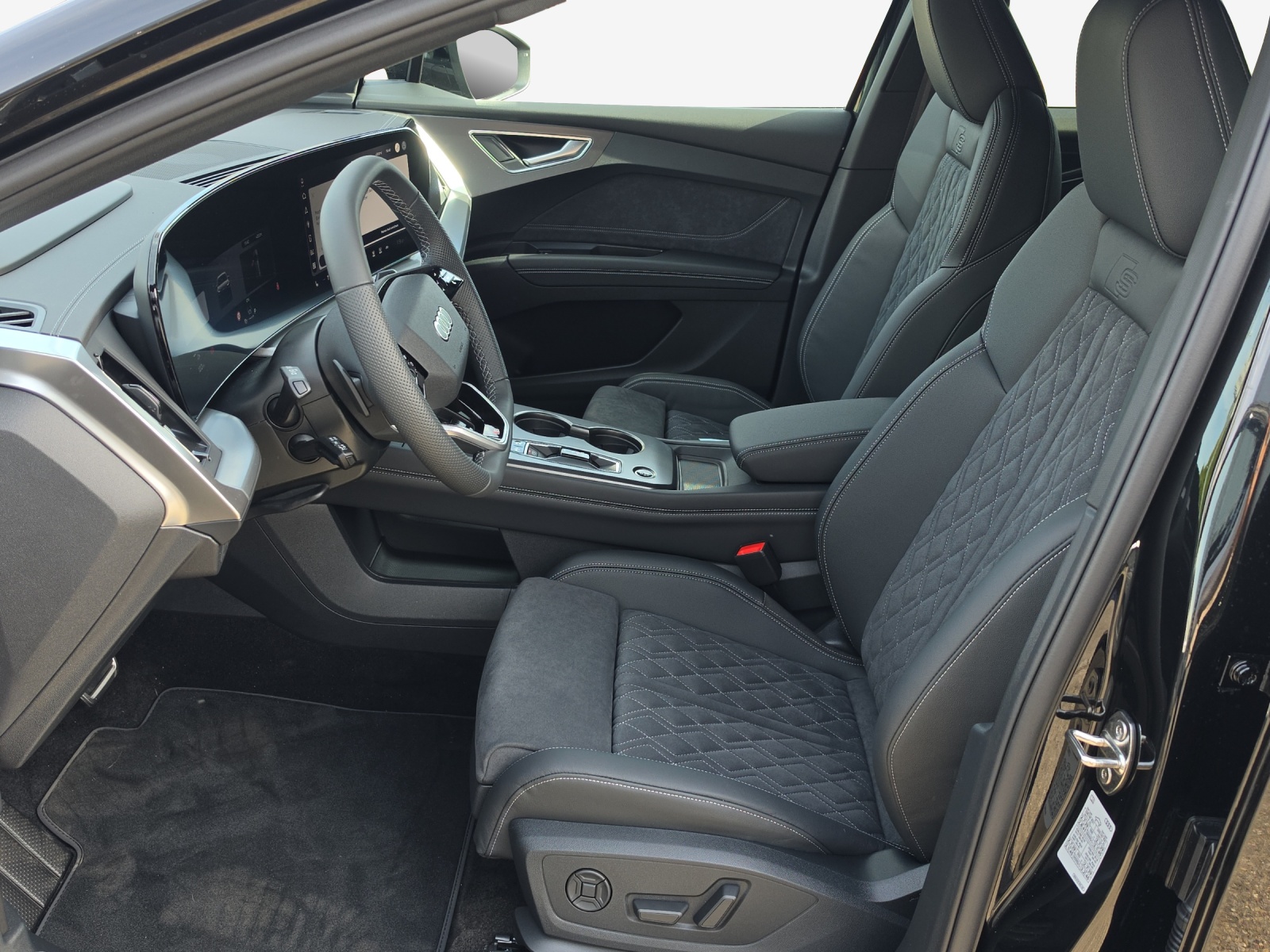 AUDI Q4 e-tron SUV quattro performance Swiss Ski-image-7