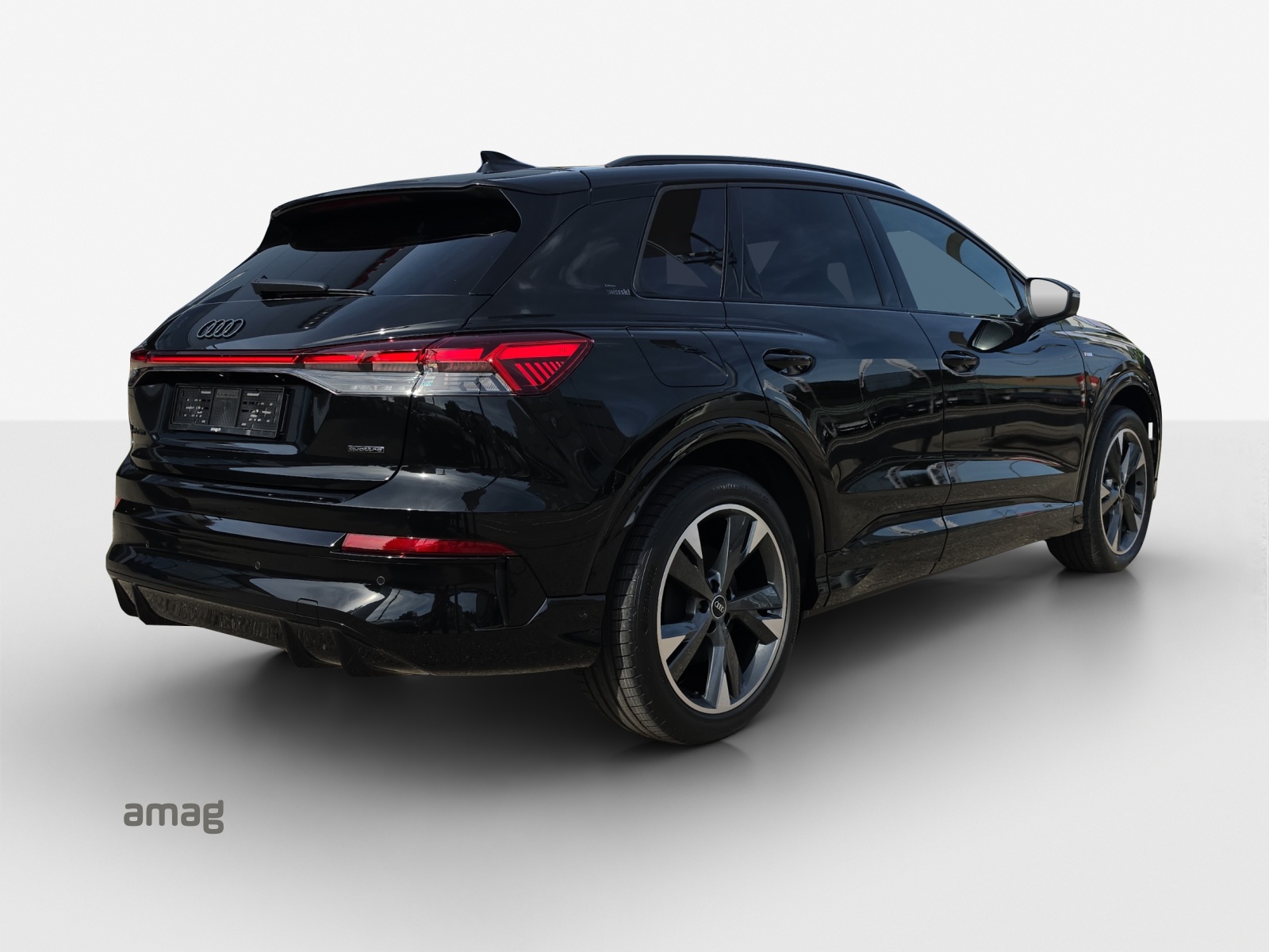 AUDI Q4 e-tron SUV quattro performance Swiss Ski-image-4