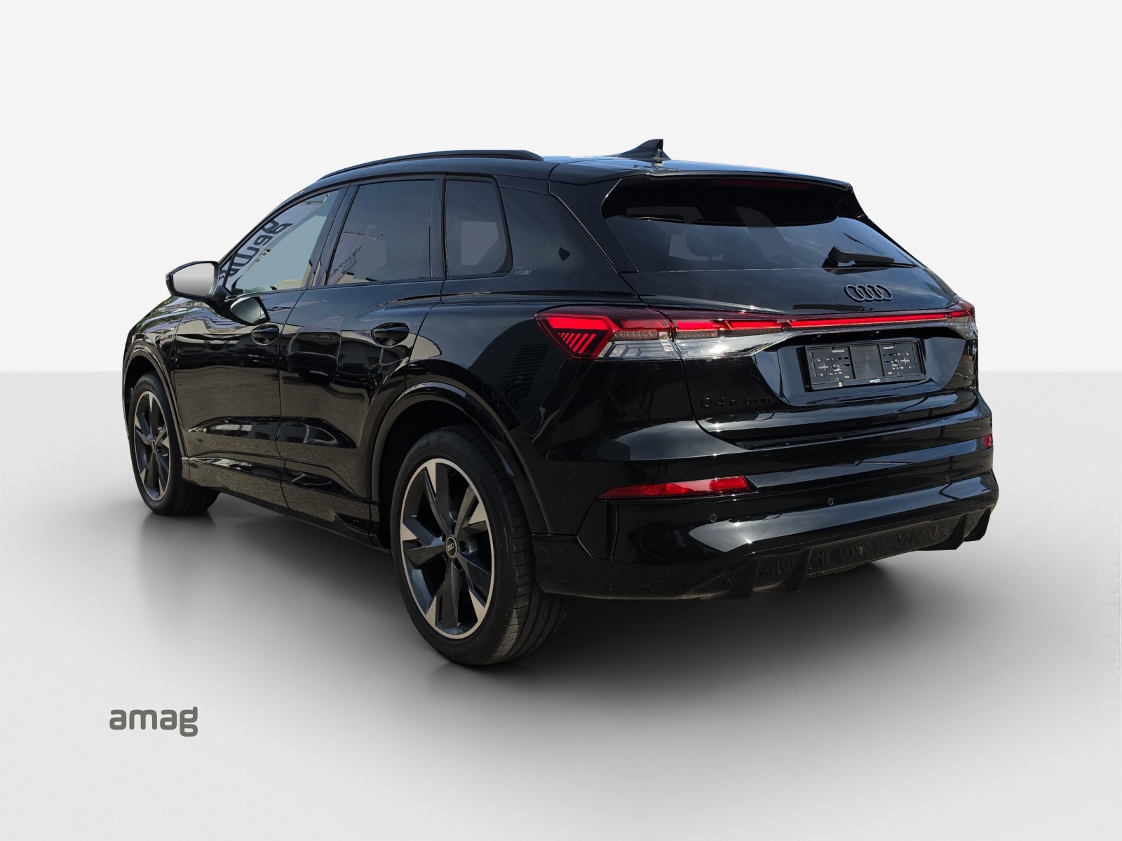 AUDI Q4 e-tron SUV quattro performance Swiss Ski-image-2