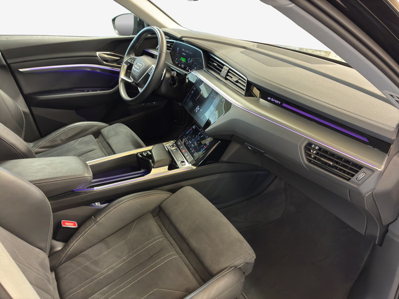 AUDI Q8 55 e-tron S line quattro-image-13