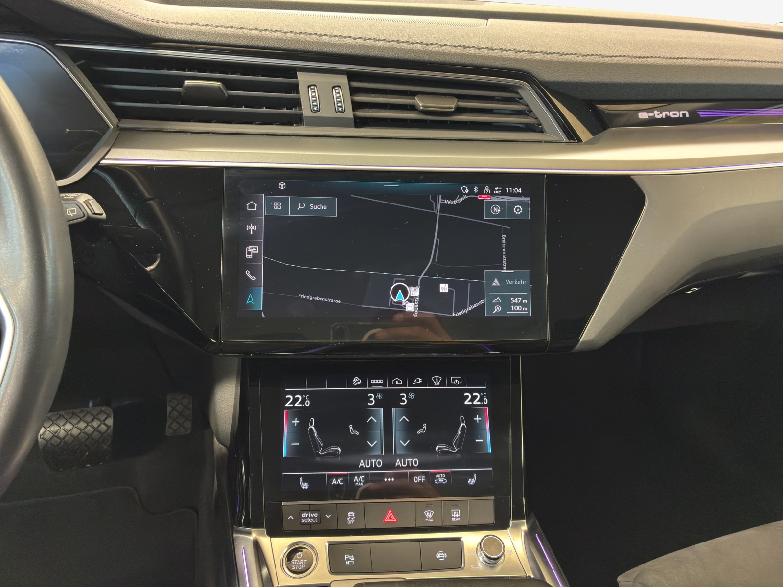 AUDI Q8 55 e-tron S line quattro-image-10