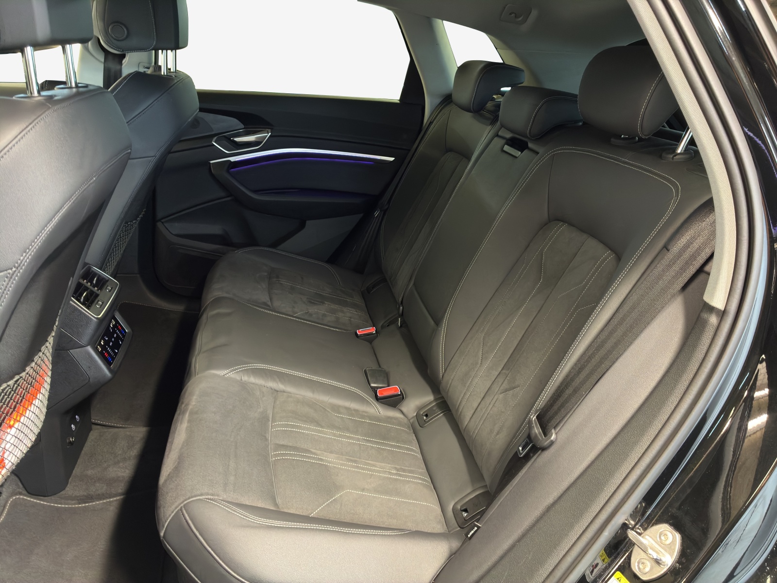 AUDI Q8 55 e-tron S line quattro-image-11
