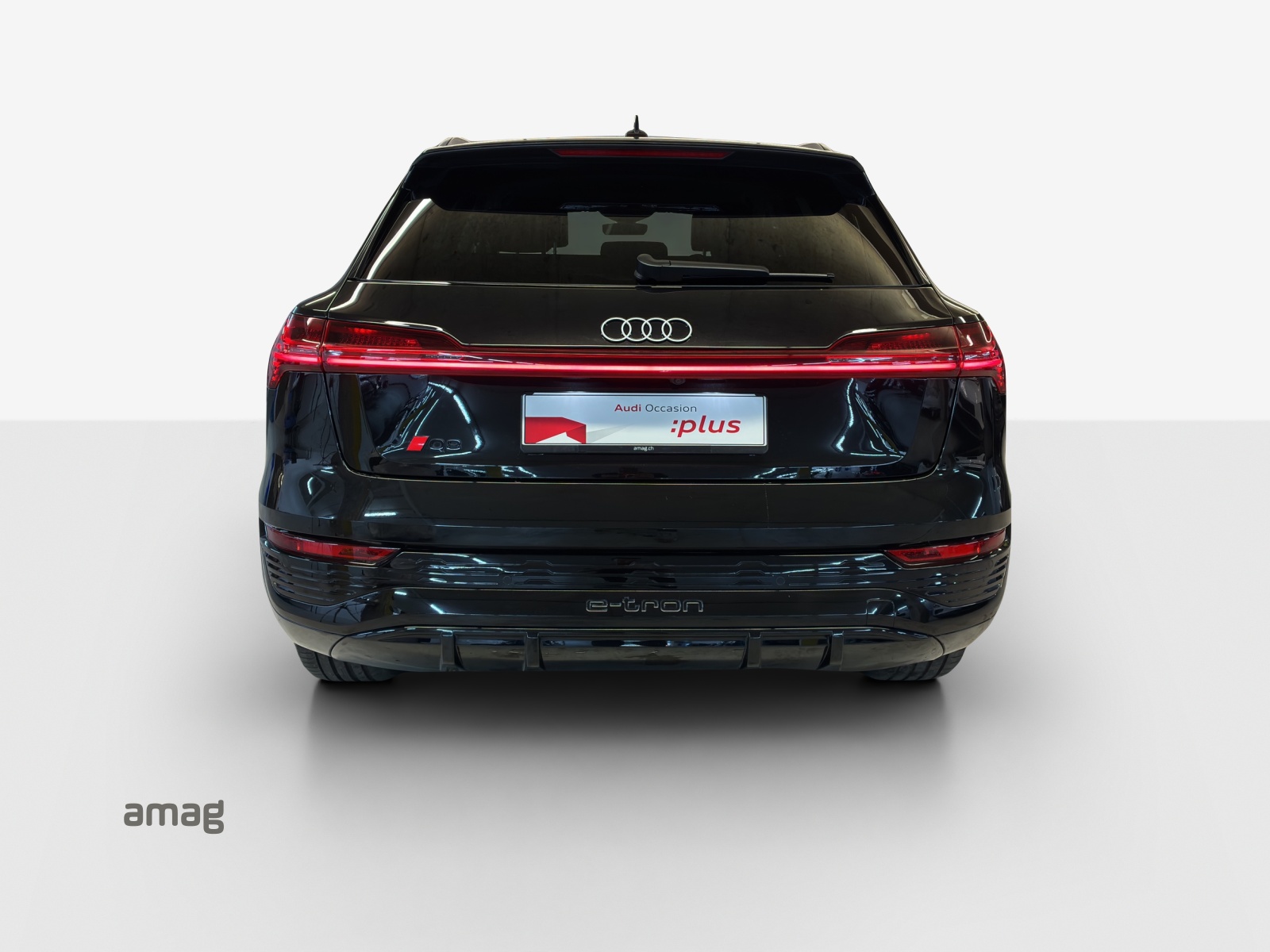 AUDI Q8 55 e-tron S line quattro-image-3