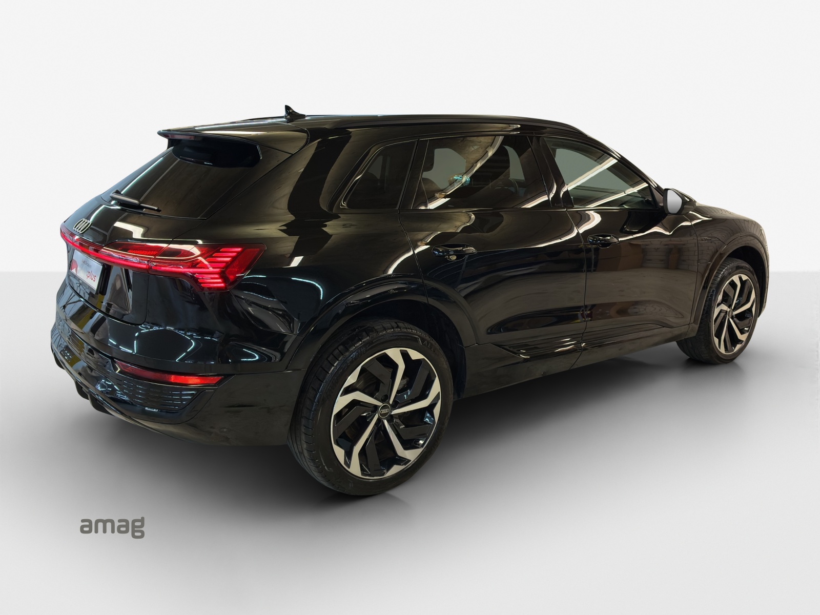 AUDI Q8 55 e-tron S line quattro-image-4