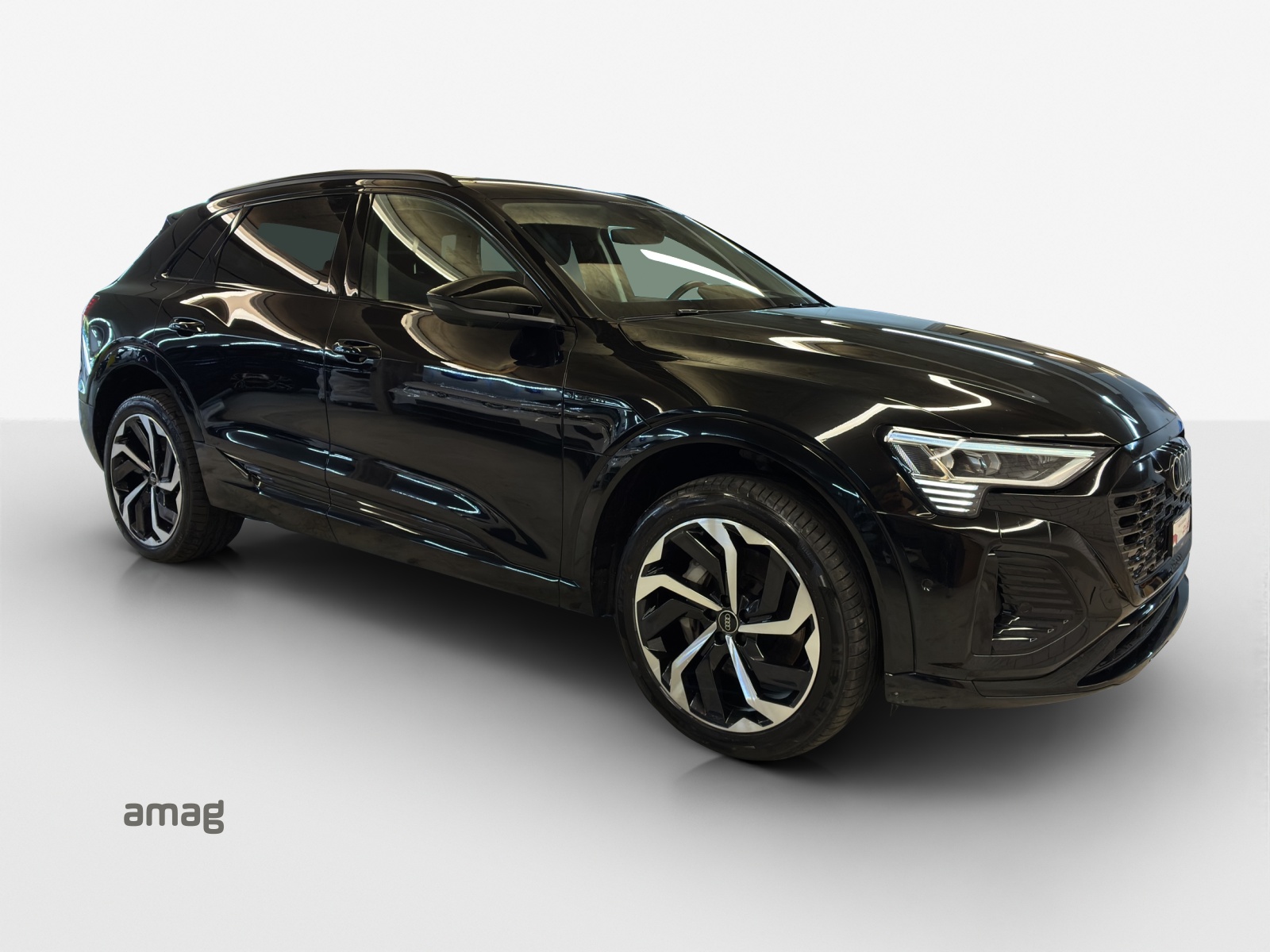 AUDI Q8 55 e-tron S line quattro-image-5