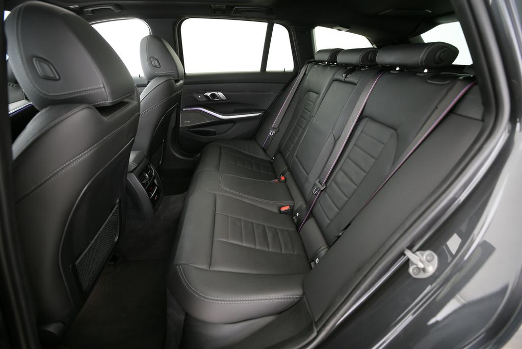 BMW M340i xDrive Touring-image-12