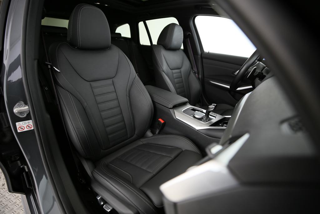 BMW M340i xDrive Touring-image-13