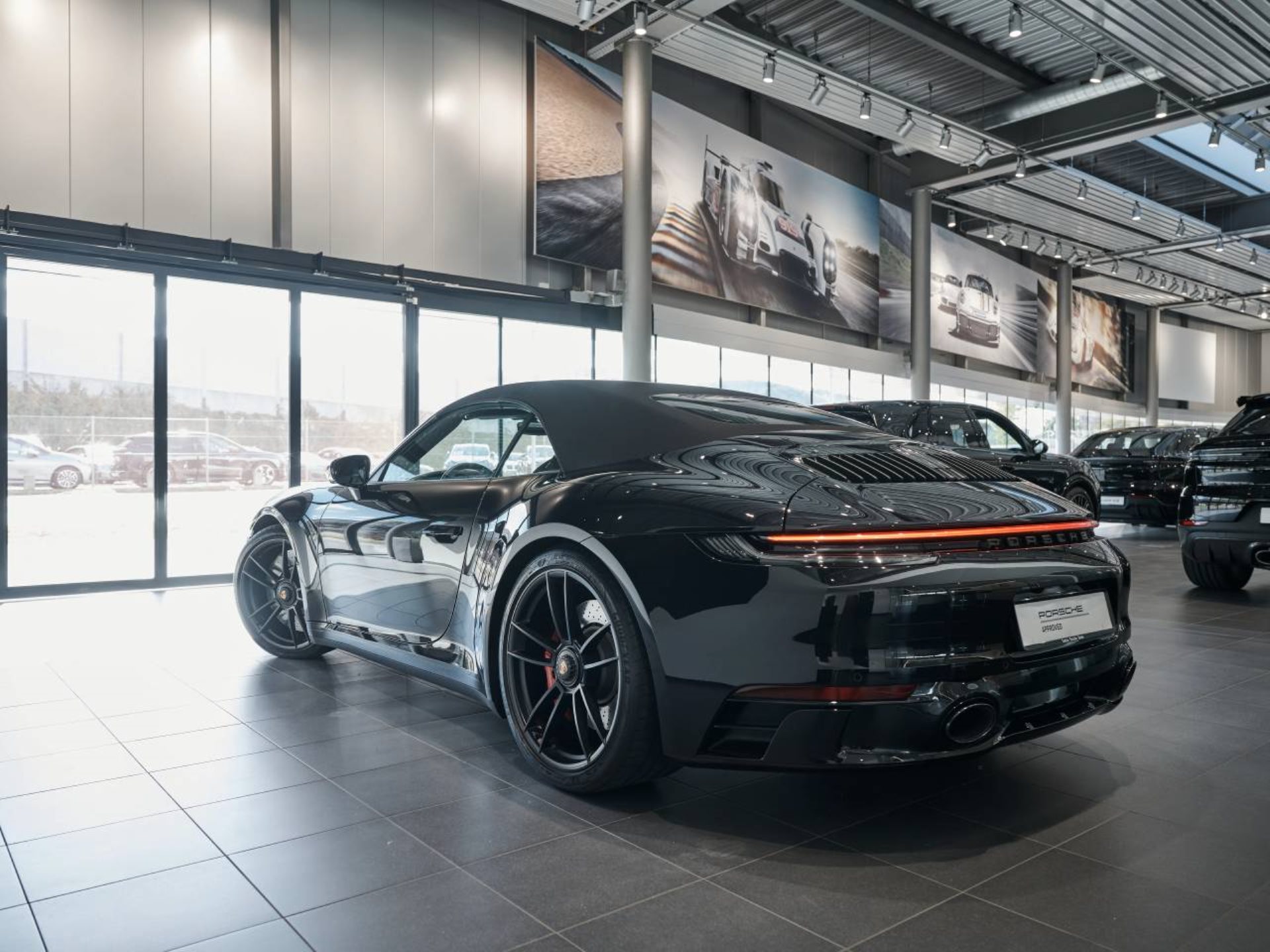 PORSCHE 911 Carrera 4 GTS Cabriolet-image-14