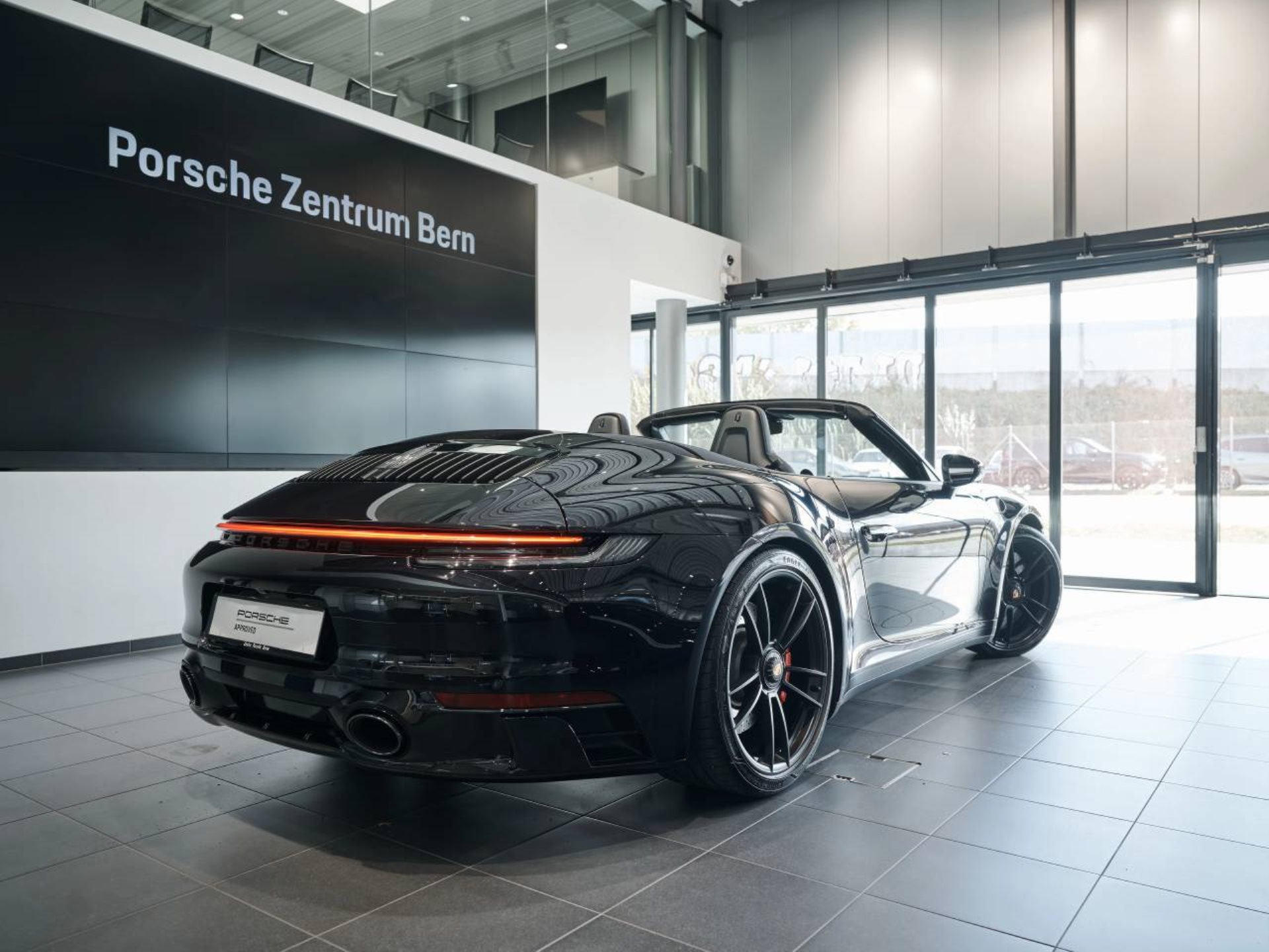 PORSCHE 911 Carrera 4 GTS Cabriolet-showroom-element-2