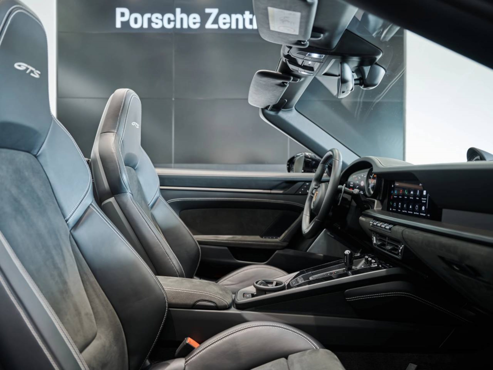 PORSCHE 911 Carrera 4 GTS Cabriolet-image-24