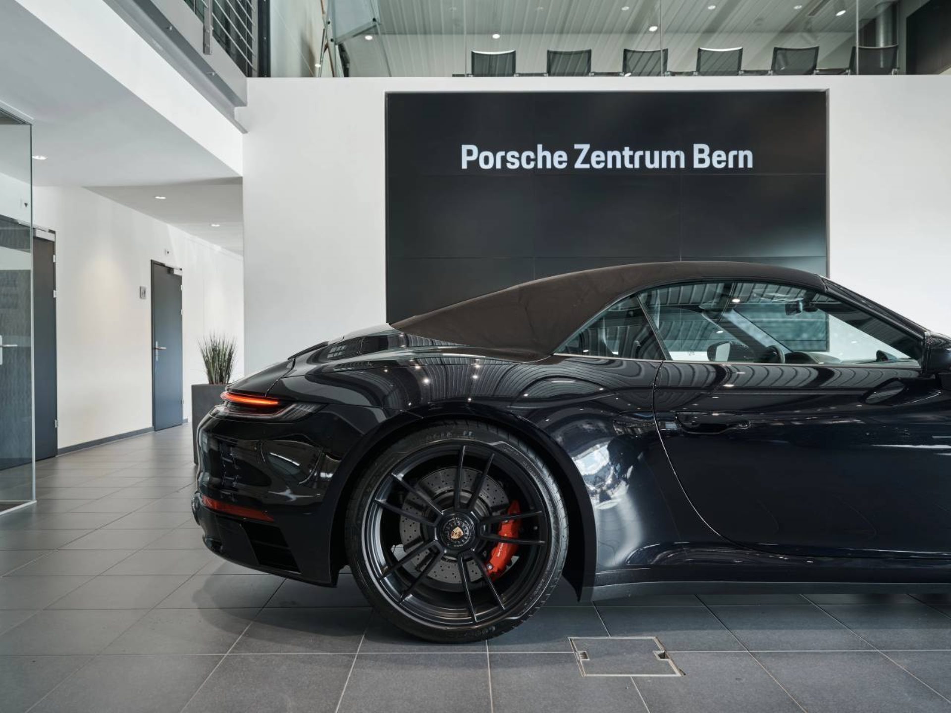 PORSCHE 911 Carrera 4 GTS Cabriolet-image-19