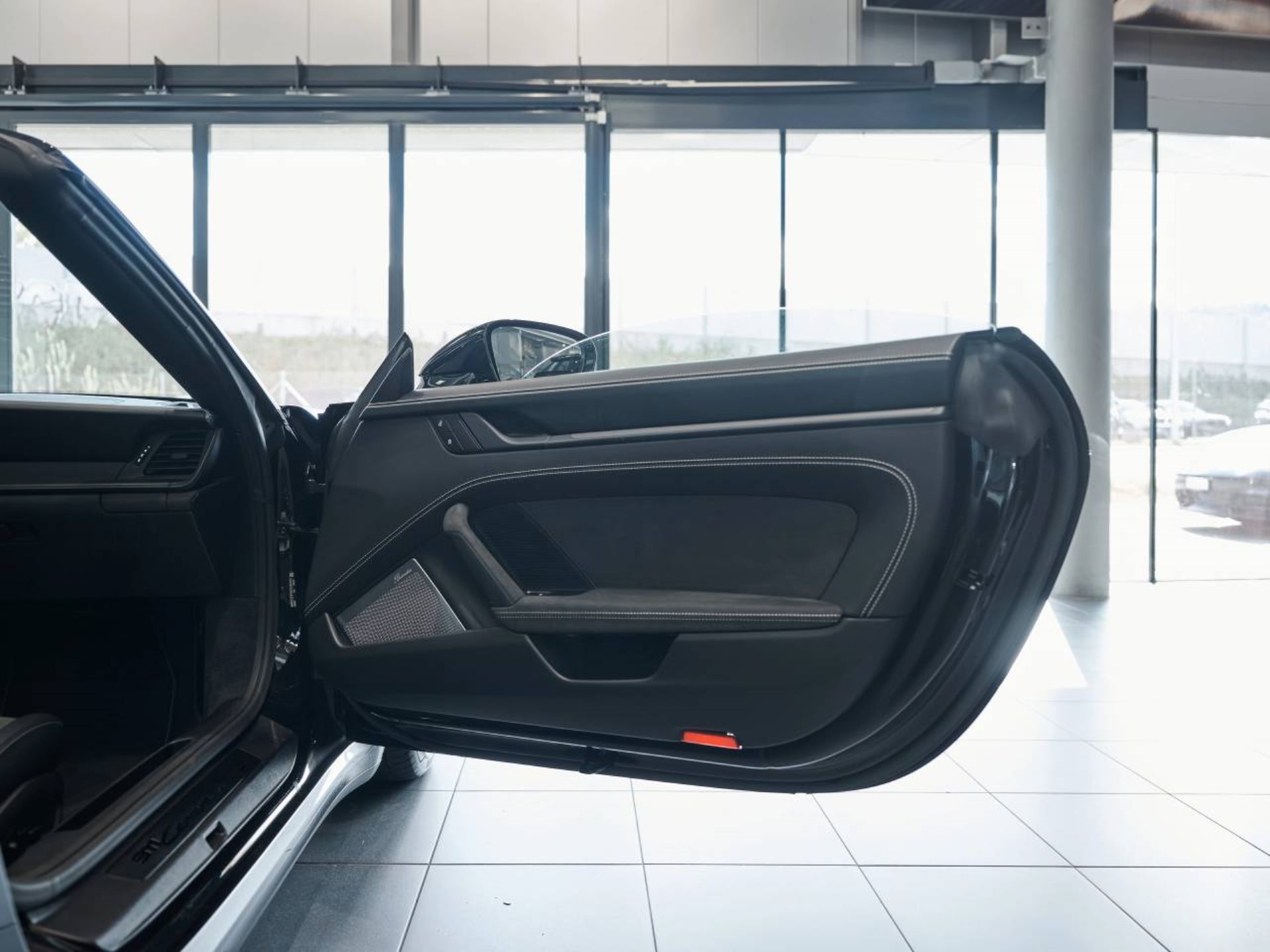 PORSCHE 911 Carrera 4 GTS Cabriolet-image-28