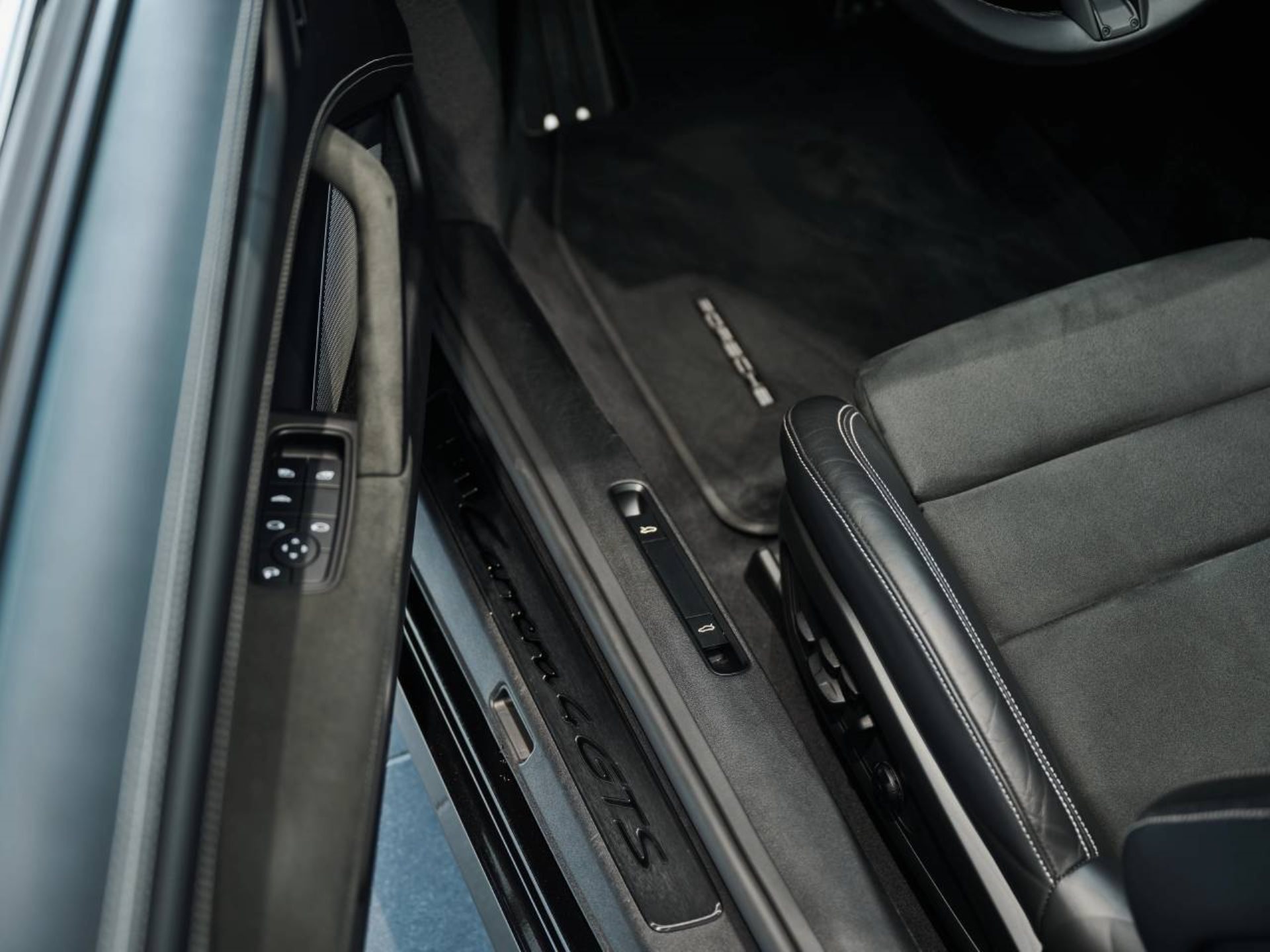 PORSCHE 911 Carrera 4 GTS Cabriolet-image-27