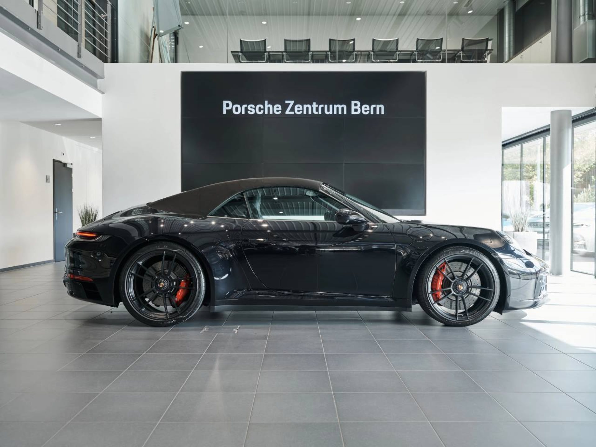 PORSCHE 911 Carrera 4 GTS Cabriolet-image-11