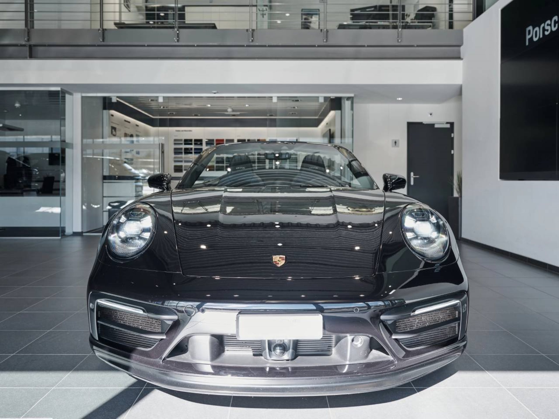 PORSCHE 911 Carrera 4 GTS Cabriolet-image-8