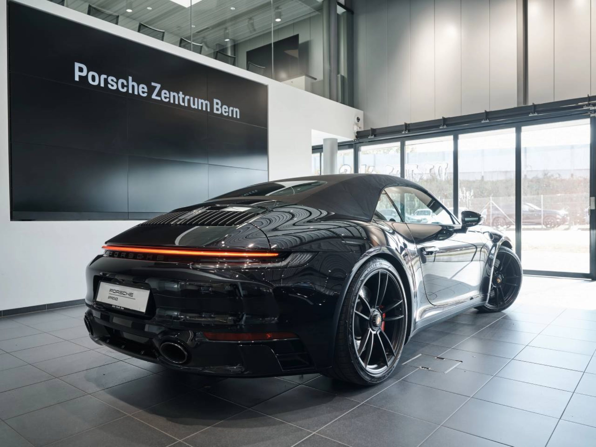 PORSCHE 911 Carrera 4 GTS Cabriolet-image-12