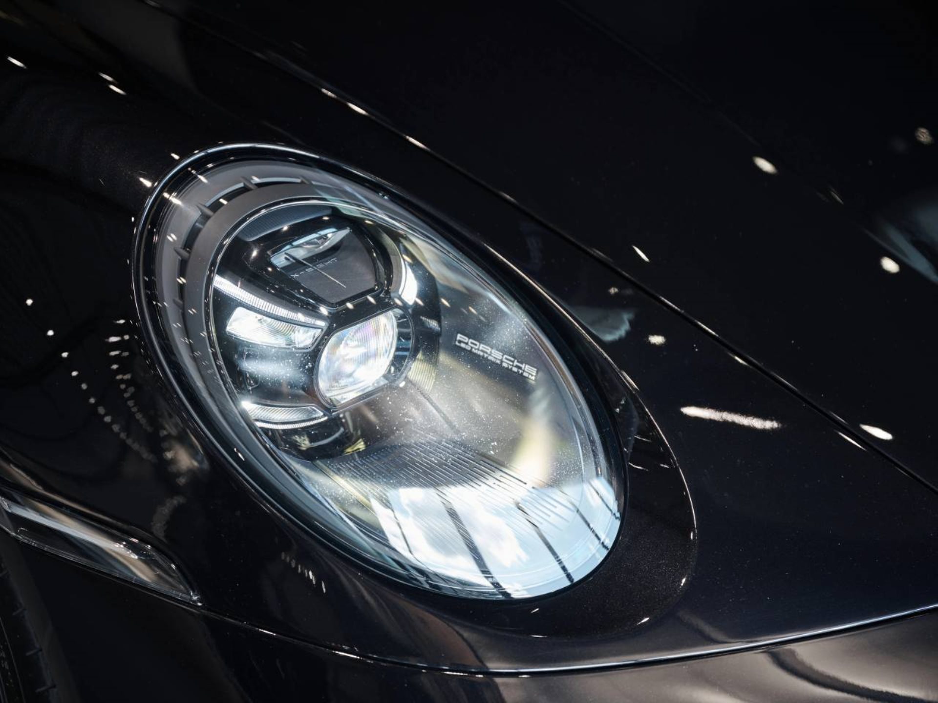 PORSCHE 911 Carrera 4 GTS Cabriolet-image-30