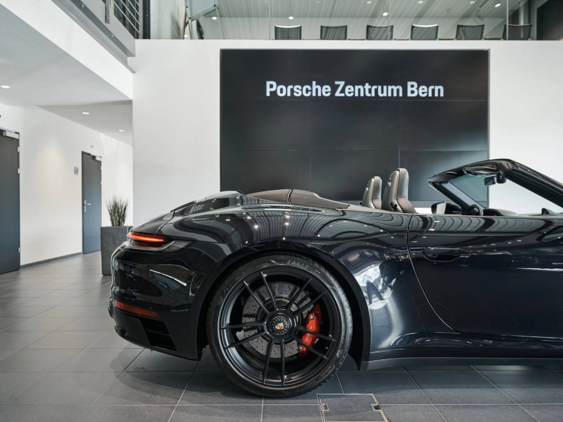 PORSCHE 911 Carrera 4 GTS Cabriolet-image-17