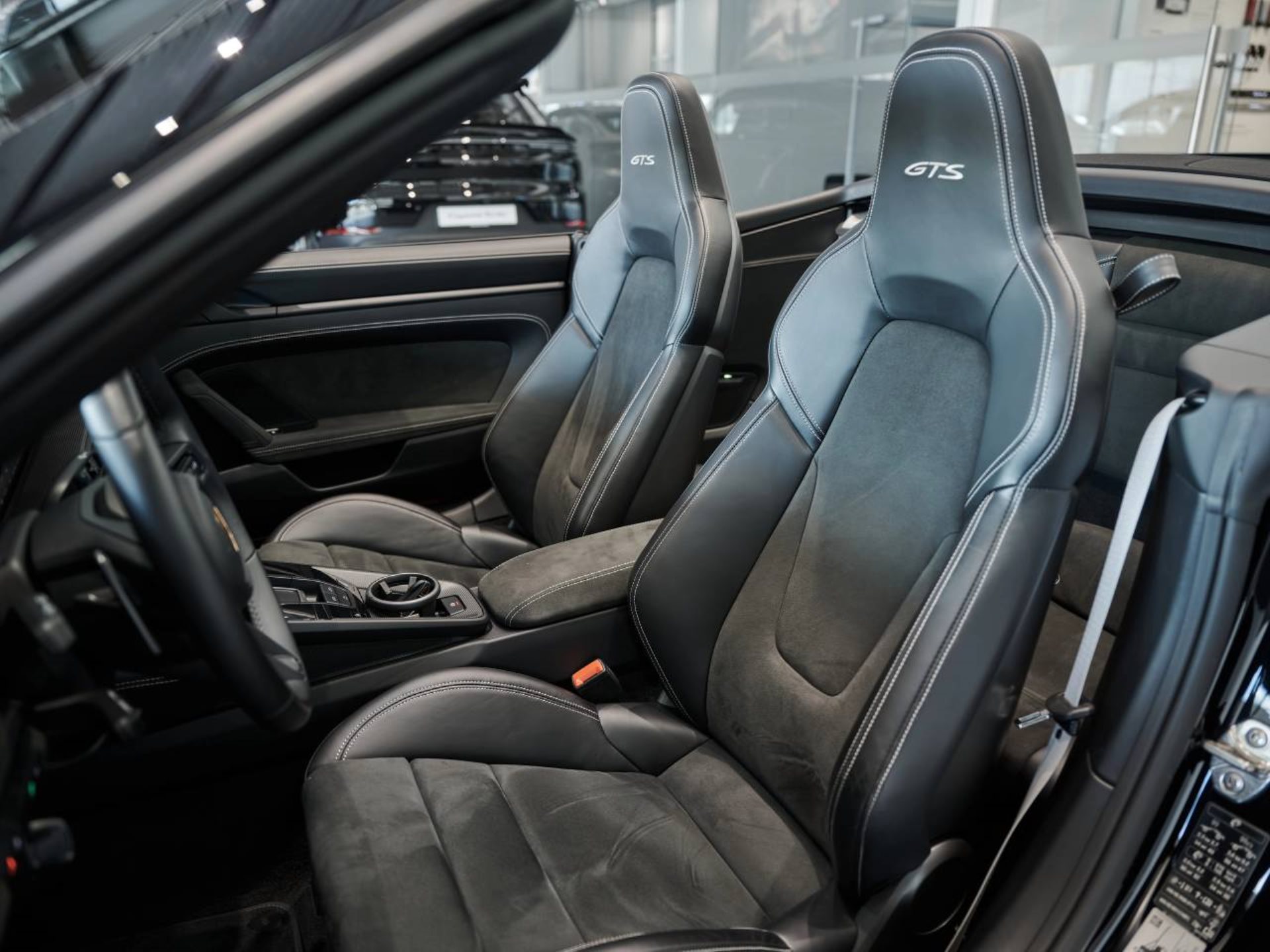 PORSCHE 911 Carrera 4 GTS Cabriolet-image-4