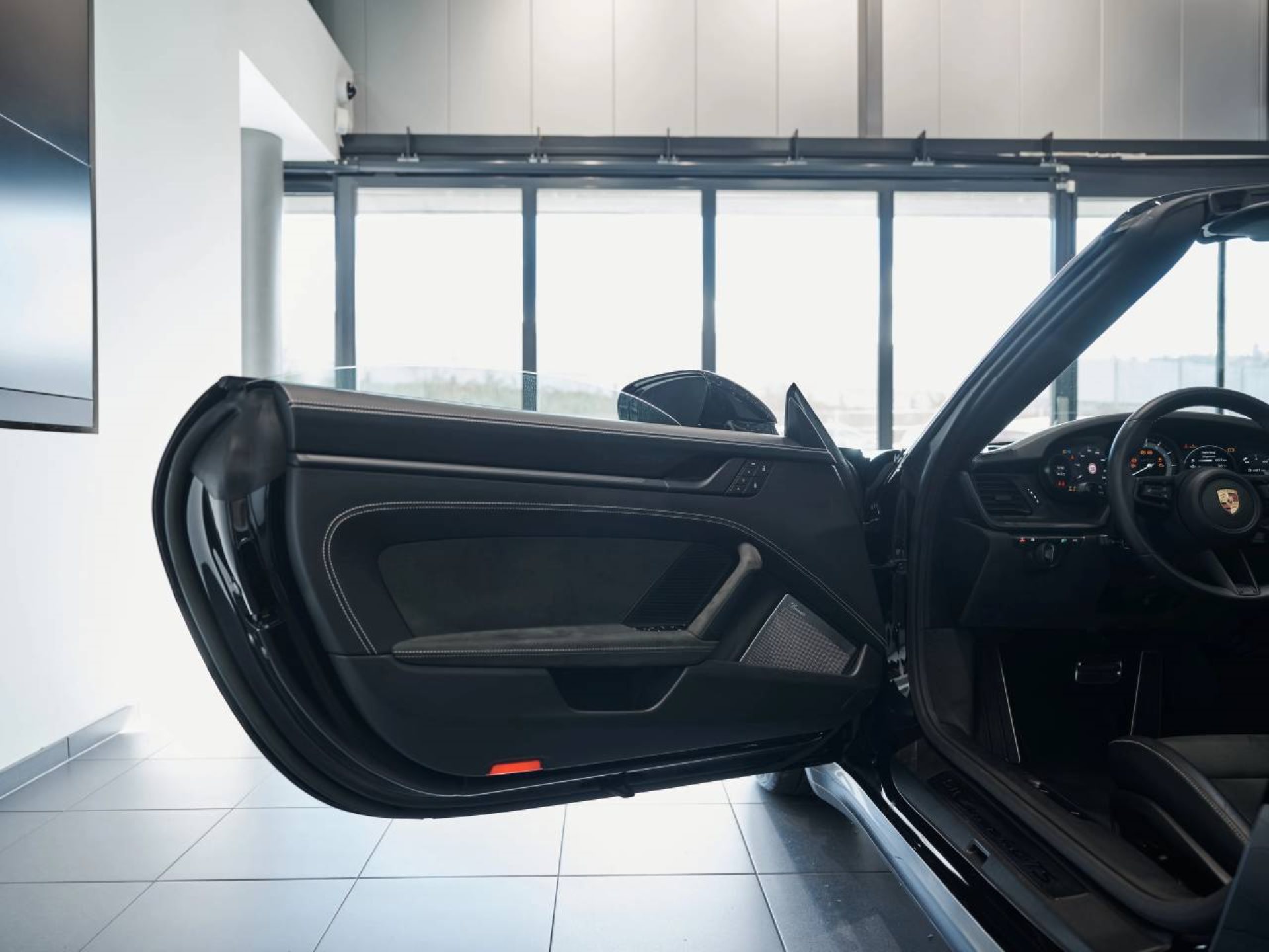 PORSCHE 911 Carrera 4 GTS Cabriolet-image-26