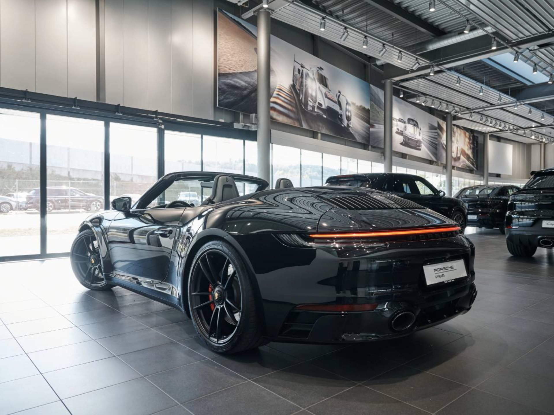 PORSCHE 911 Carrera 4 GTS Cabriolet-image-6