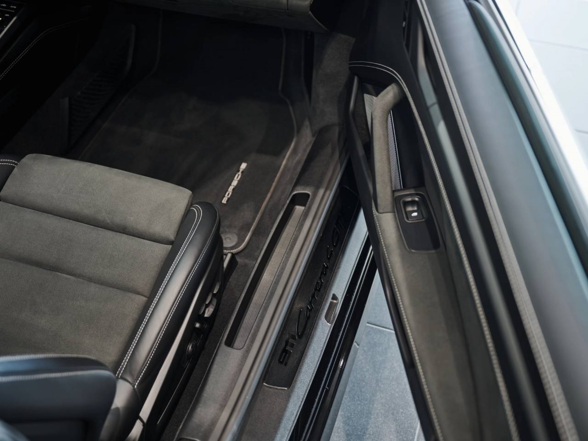 PORSCHE 911 Carrera 4 GTS Cabriolet-image-29