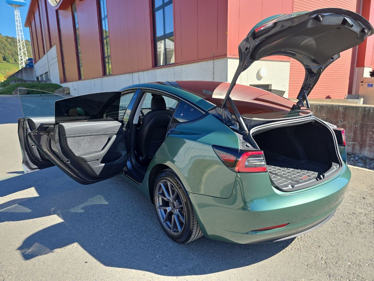 TESLA Dual Motor AWD Longe Range D-image-3