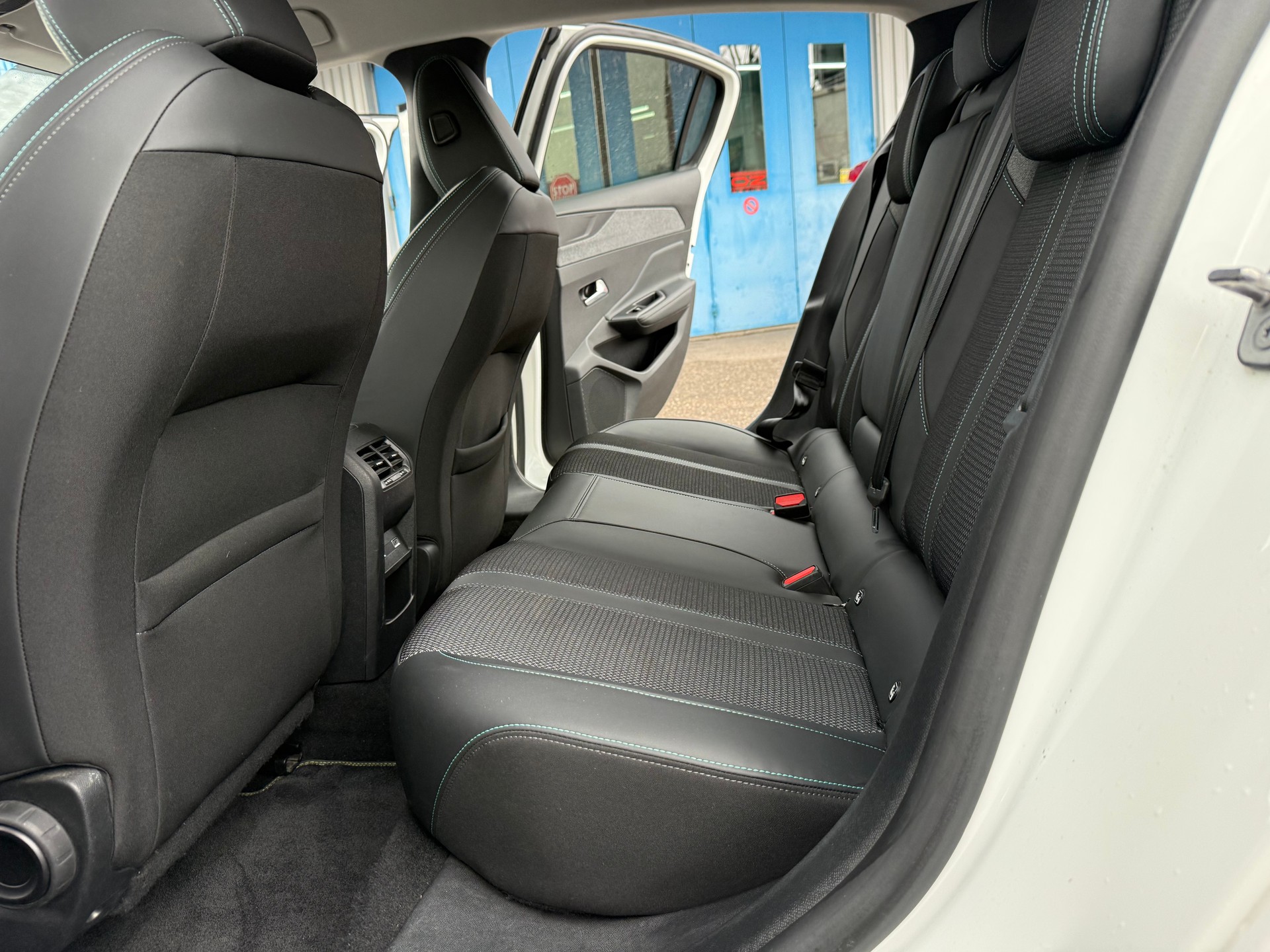 PEUGEOT 308 1.2 Pure Tech Allure EAT8-image-8