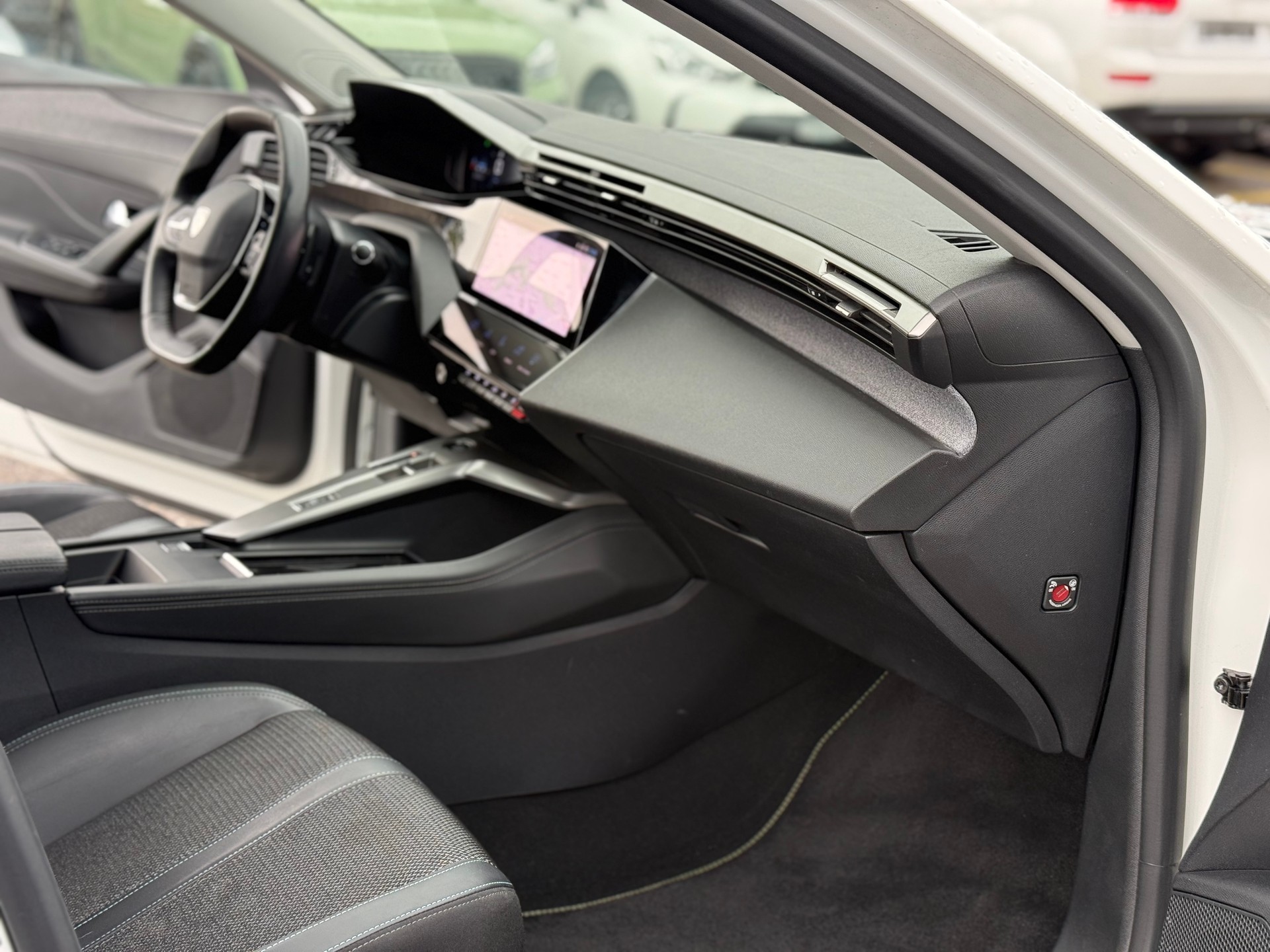 PEUGEOT 308 1.2 Pure Tech Allure EAT8-image-6