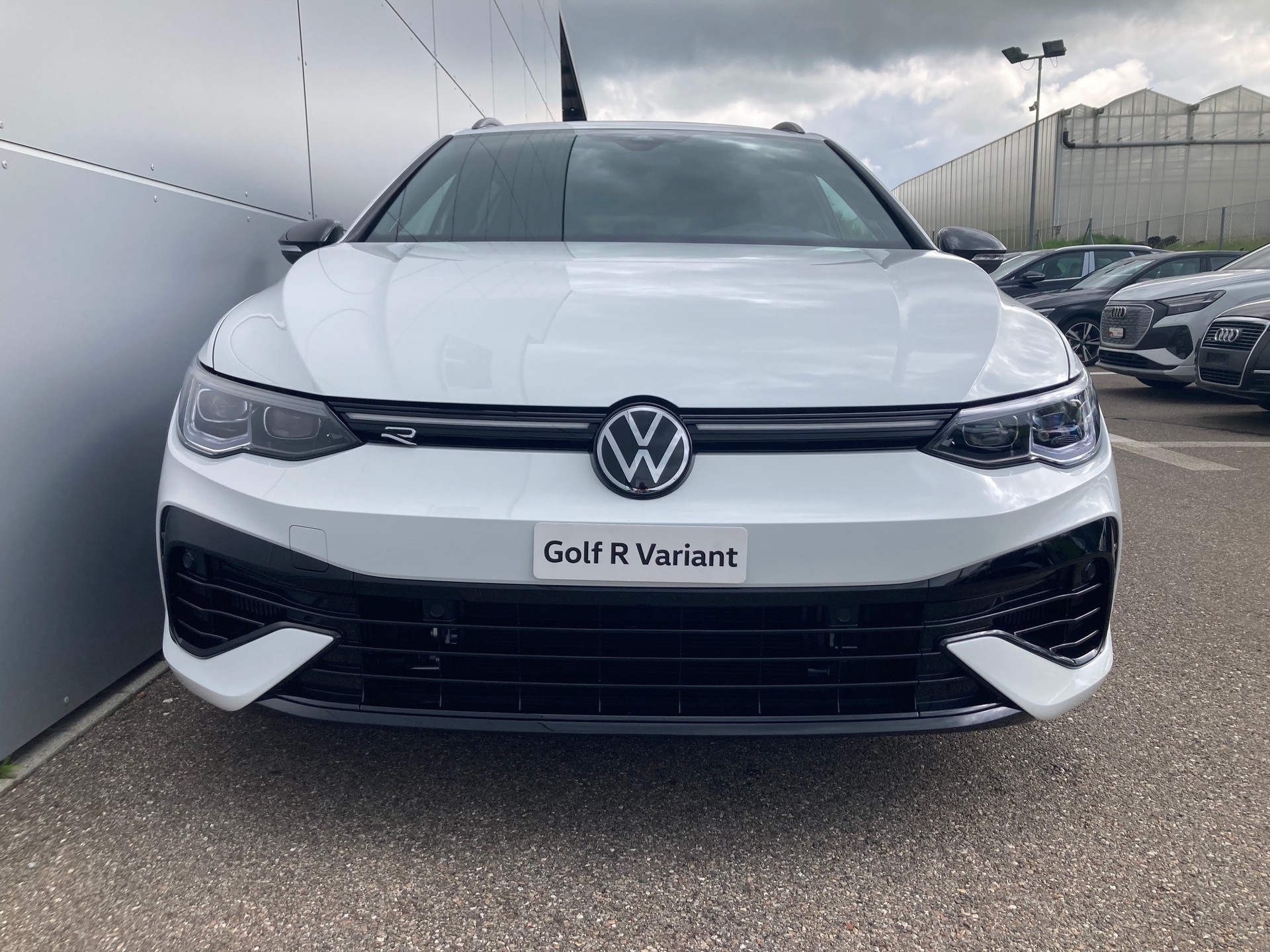 VW Golf Variant 2.0 TSI R DSG 4Motion-image-2