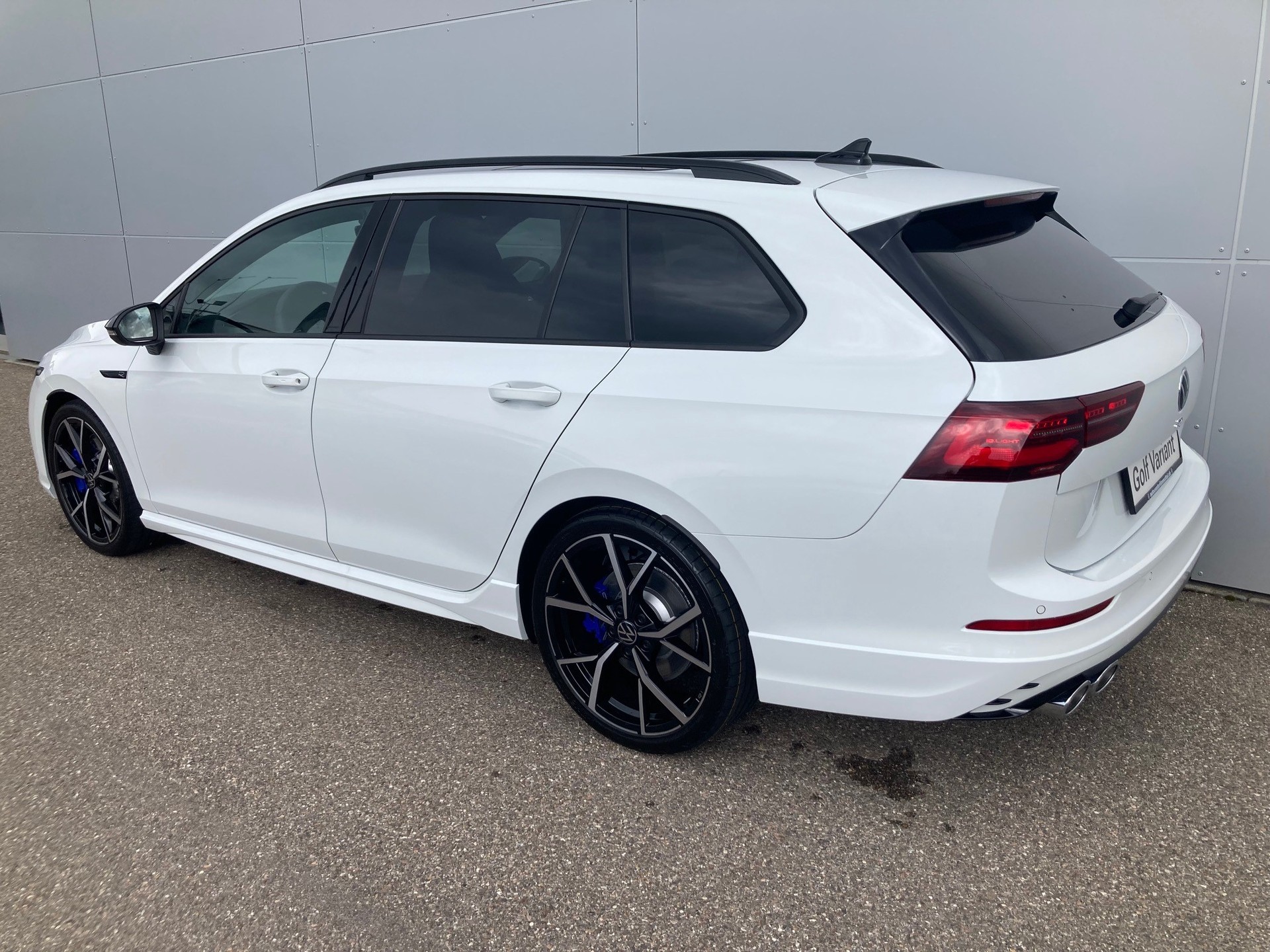 VW Golf Variant 2.0 TSI R DSG 4Motion-image-3