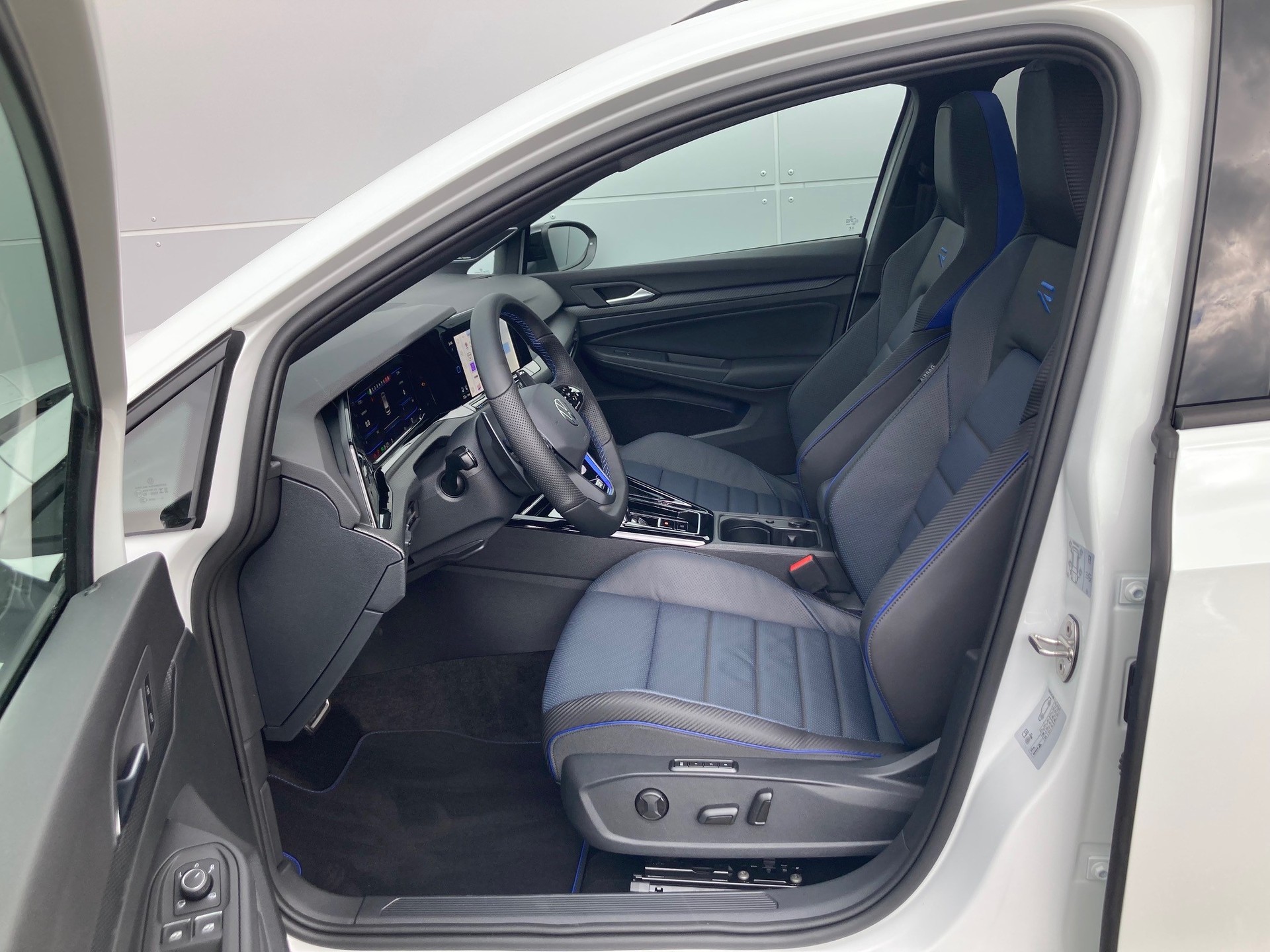 VW Golf Variant 2.0 TSI R DSG 4Motion-image-7