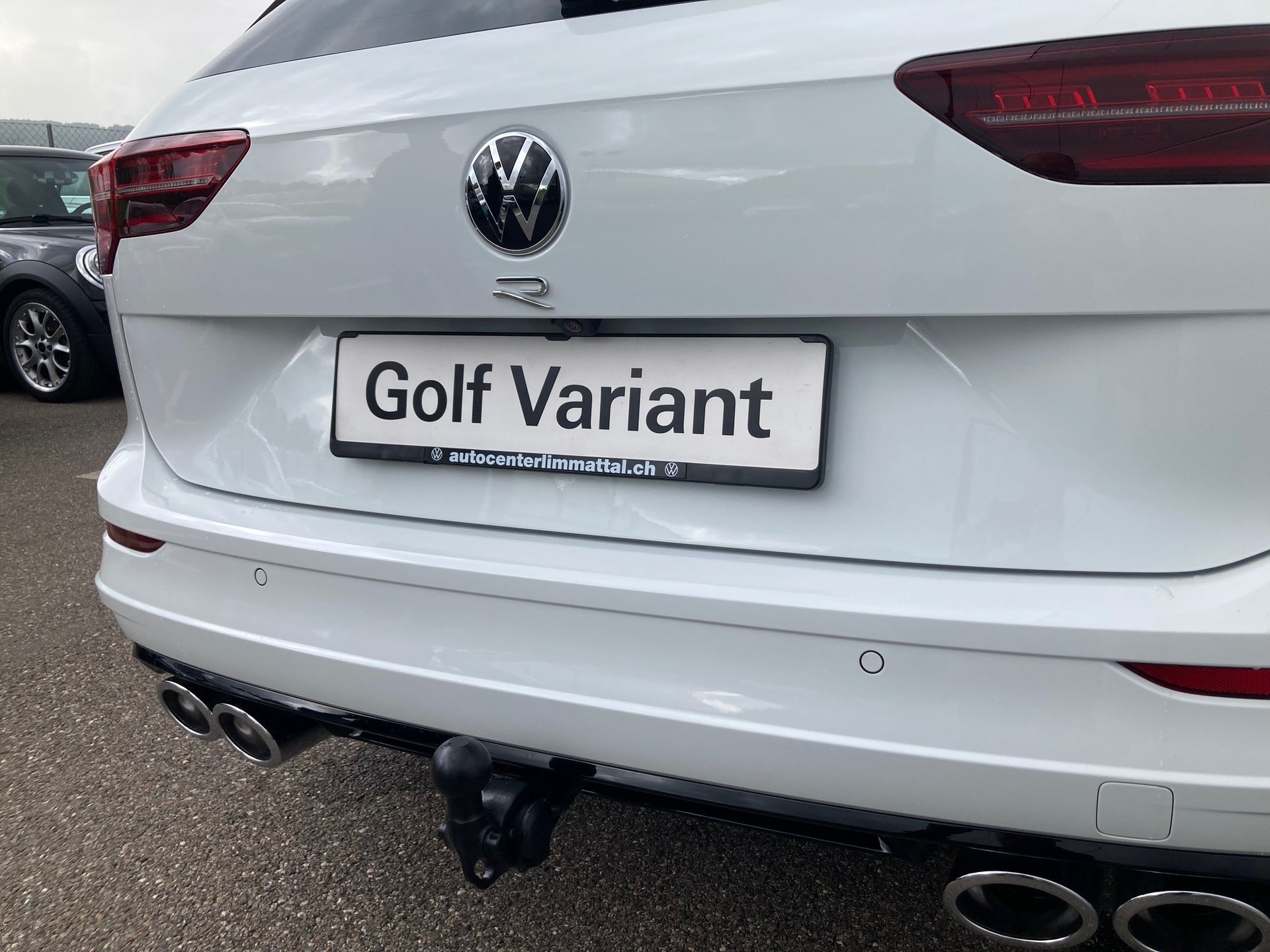 VW Golf Variant 2.0 TSI R DSG 4Motion-image-10