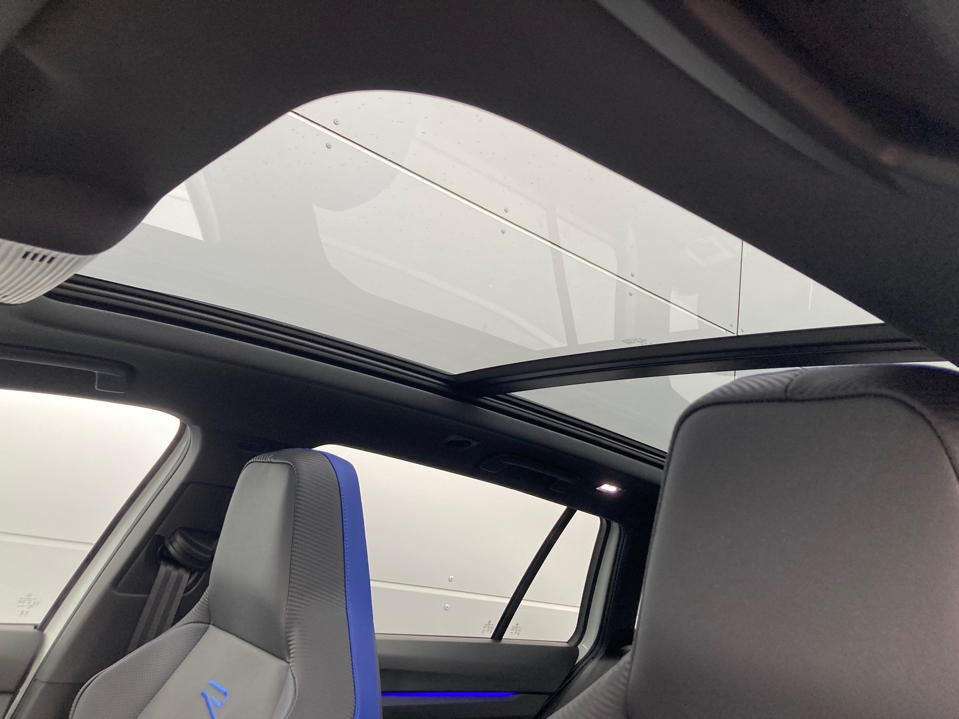 VW Golf Variant 2.0 TSI R DSG 4Motion-image-9