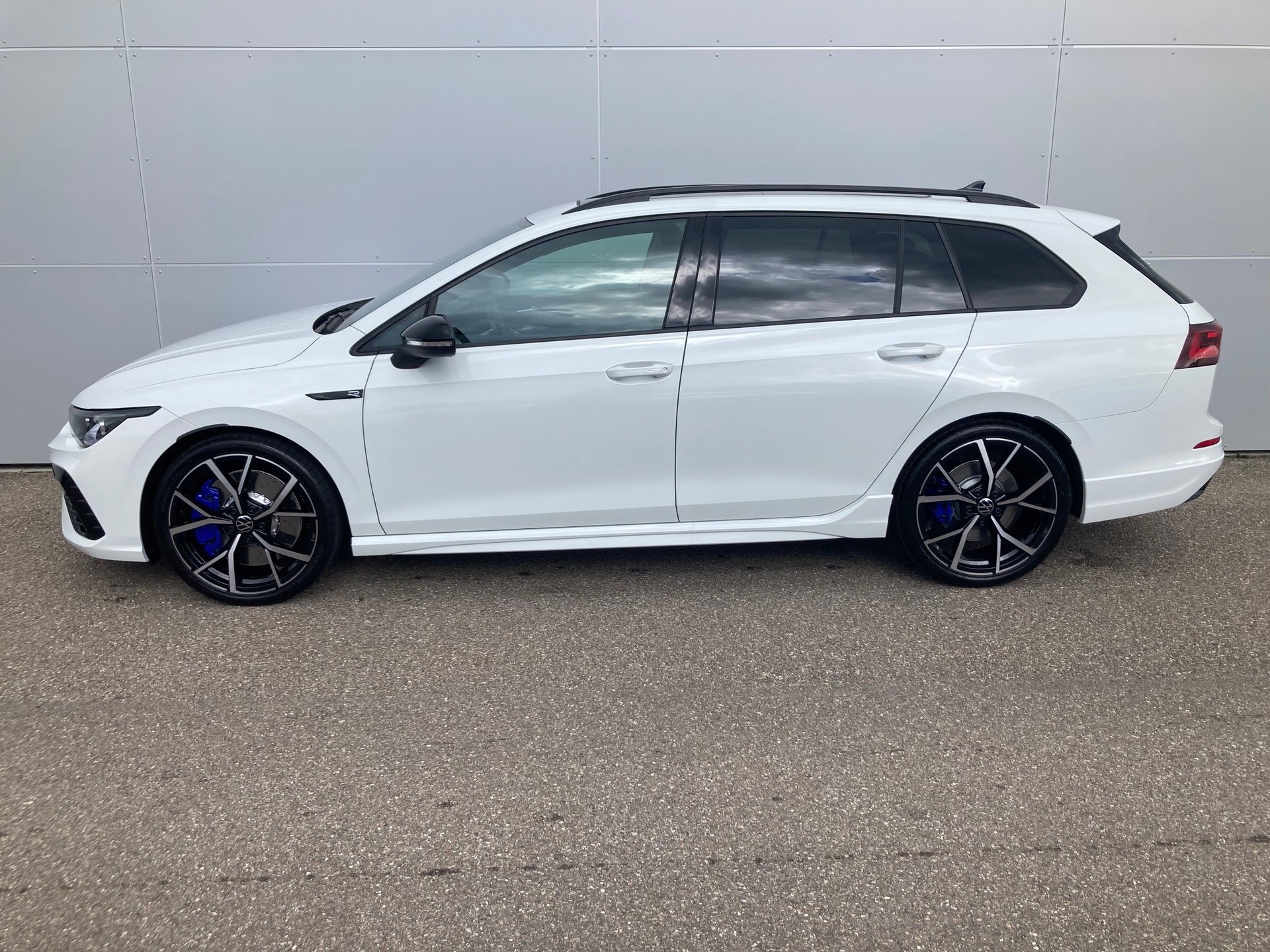 VW Golf Variant 2.0 TSI R DSG 4Motion-image-1