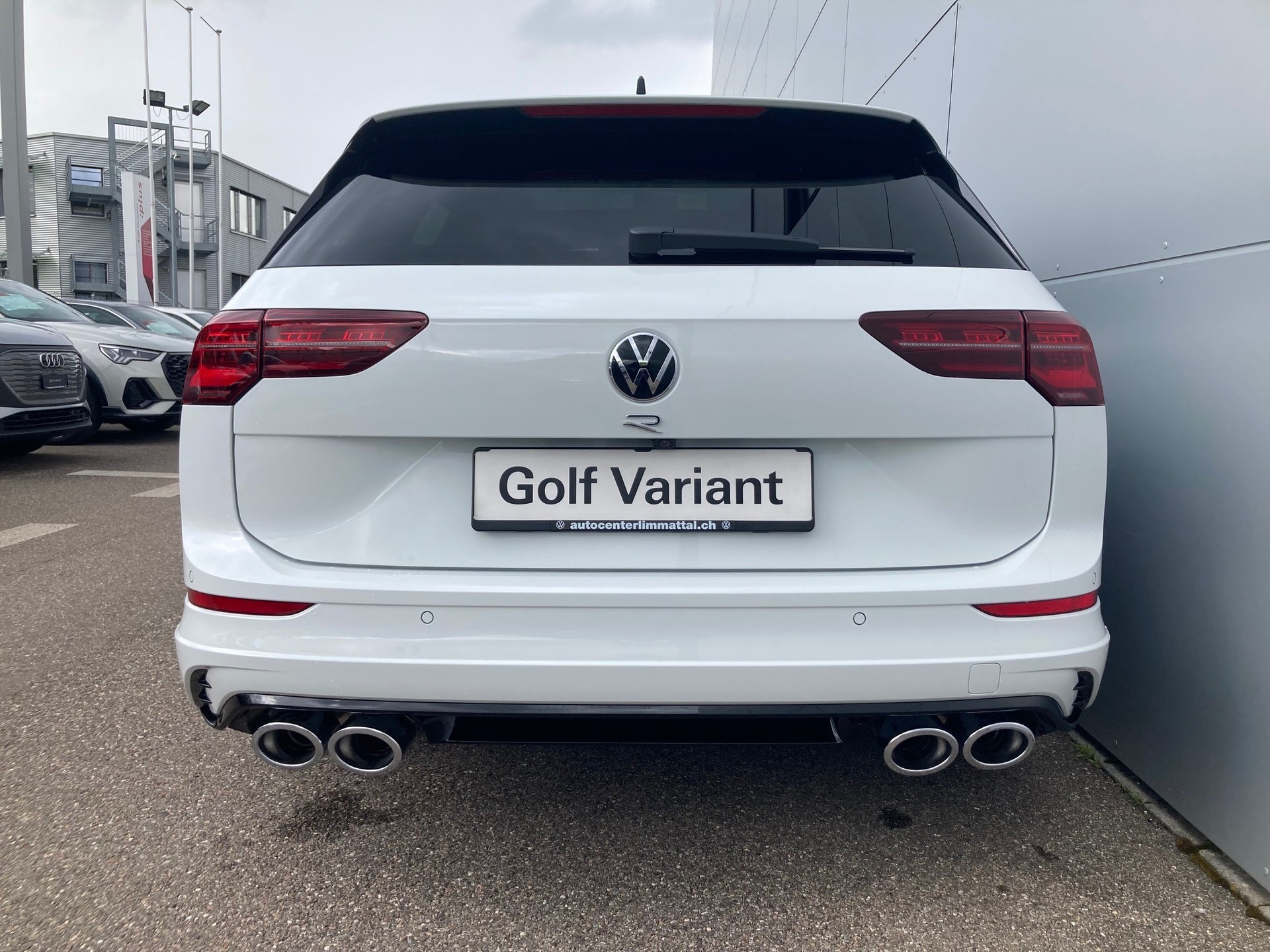VW Golf Variant 2.0 TSI R DSG 4Motion-image-4